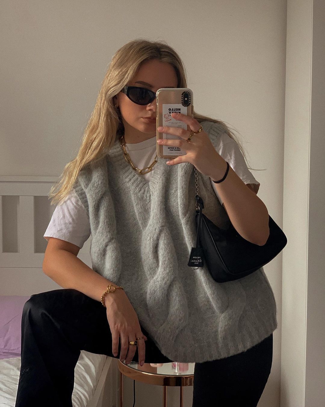 Kembali Jadi Trend! Begini Cara Mix & Match Rompi Sweater yang Modis