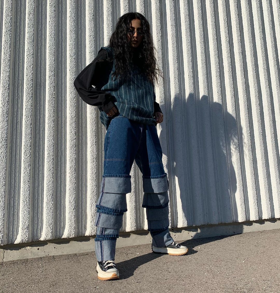 kembali jadi trend! begini cara mix &amp; match rompi sweater yang modis, 1. Mix and match rompi sweater dengan t-shirt dan black trousers akan menciptakan gaya sporty yang kekinian. Jangan ragu sempurnakan penampilan dengan aksesori., 2. Memberikan kesan vintage pada penampilan jadi salah satu andalan untuk bergaya lebih timeless. Misalnya dengan memadu-padankan rompi sweater dengan blus putih, bermuda short dan boots., 3. Tampil mencuri perharian dengan color-block warna-warna nyentrik, kombinasi kemeja pink, clutch ungu, rompi sweater dan celana warna hijau., 4. Jangan ragu tampil tabrak motif saat gunakan rompi sweater! Salah satu yang bisa ditiru, cukup pasangakn printed sweater vest dengan gingham turtleneck dan celana polos., 5. Terinspirasi dari gaya 90an yang nggak kalah kece. Padu-padankan rompi sweater dengan t-shirt hitam, baggy jeans dan sepatu Converse. Simpel!