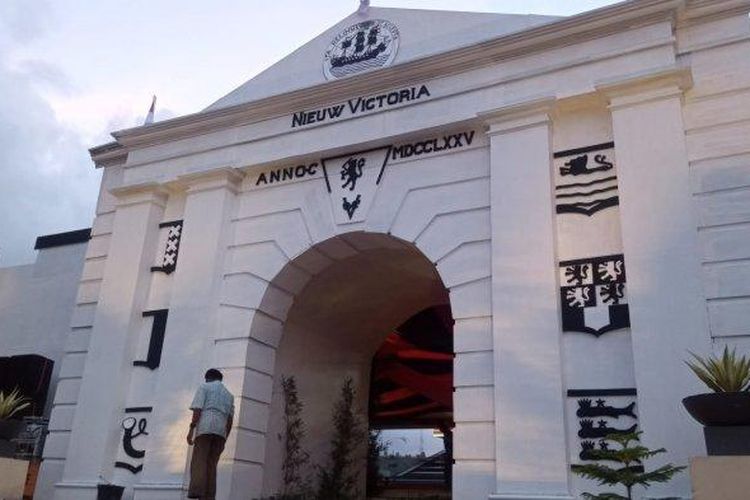 Benteng Nieuw Victoria merupakan saksi sejarah lahir dan asal-usul Kota Ambon. Di dalam foto, benteng yang dibangun Portugis ini didekorasi dalam rangka hari ulang tahun ke-446 Kota Ambon di Tribun Lapangan Merdeka, Ambon, Maluku. Foto diambil pada Senin (6/9/2021). 