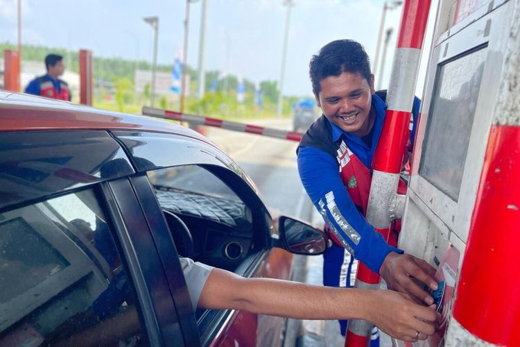 Suasana di gerbang tol Kayu Agung mulai dipadati pemudik pada H-1 lebaran, Selasa (9/4/2024).