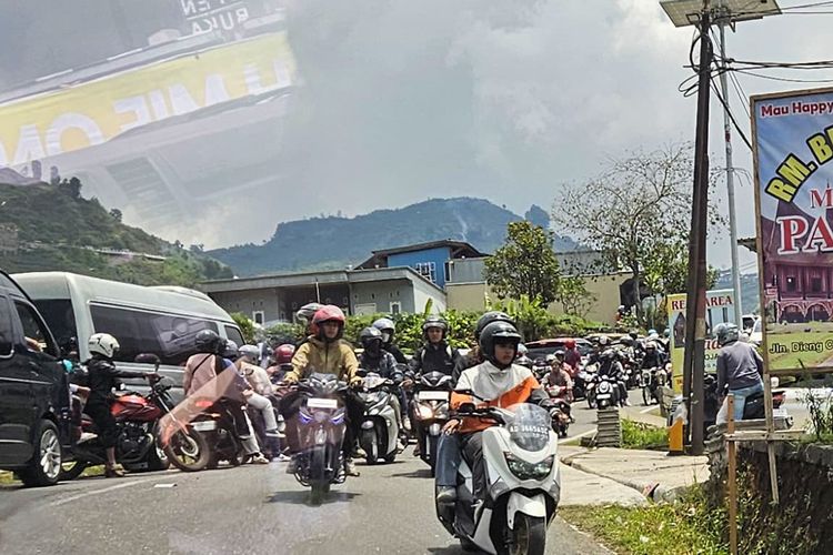 Kemacetan di Jalur Menuju Dataran Tinggi Dieng saat long weekend Maulid Nabi Muhammad SAW, Minggu (15/9/2024).