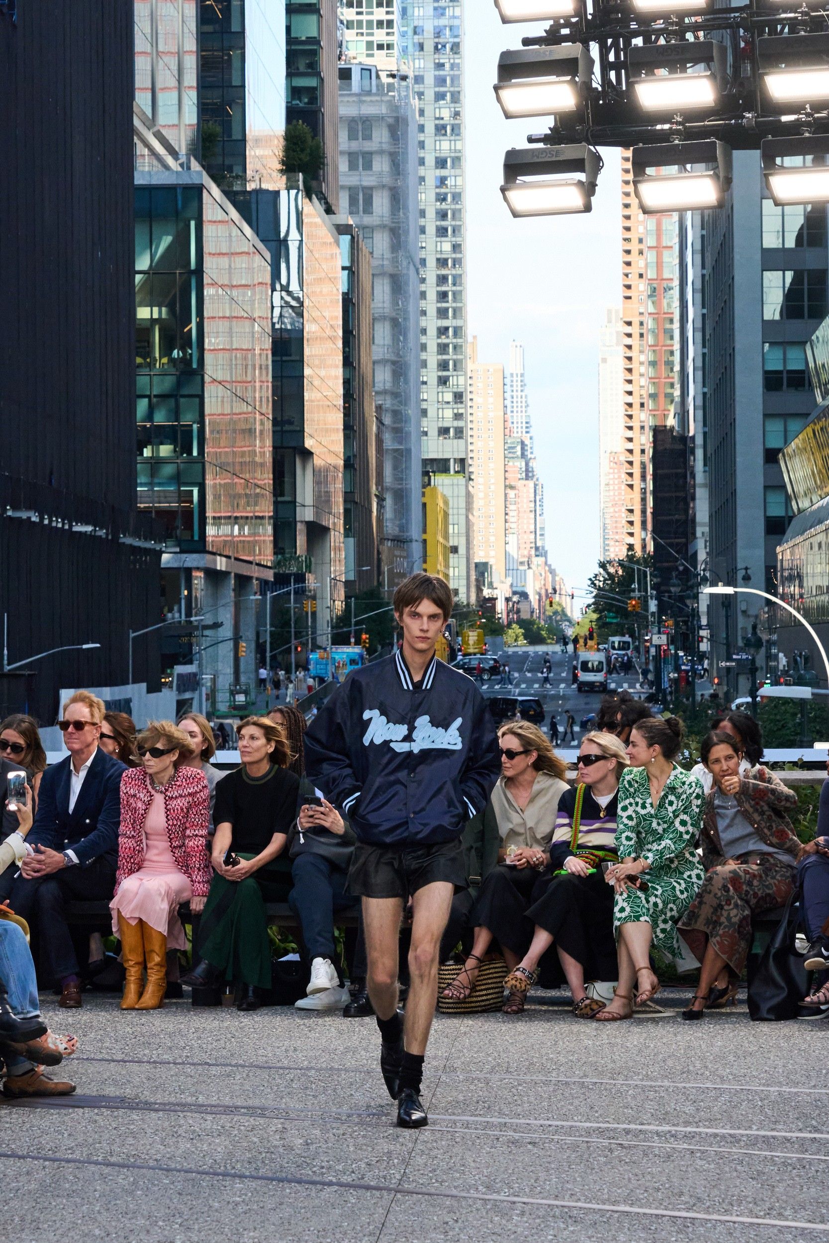 lebih kasual, koleksi terbaru coach wakilkan gaya eksentrik khas gen z, 1. Fashion item crop top pada koleksi terbaru Coach kali ini ditampilkan dalam bentuk jaket kulit. Tetap menggunakan aksen zipper, jaket kulit crop top dari Coach Spring/Summer 2025 menjadi salah satu outerwear paling dinanti perilisannya., 2. Hanya memanfaatkan hiasan pita, koleksi babydoll dress berbahan satin milik Coach tetap terlihat manis dengan palet warna pastel, seperti coral pink, hijau mint, biru langit hingga lavender., 3. Meski didominasi pakaian kasual, Coach tetap menyelipkan look formal lewat setelan suit model baggy dengan motif pinstriped, blazer serta long coat., 4. Kesan quirky semakin terasa ketika beberapa model membawa clutch raksasa bersiluet hewan beruang, dinosaurus, bibir dan hati. Jika dilihat sekilas, koleksi clutch terbaru Coach mirip sebuah bantal boneka dengan busa empuk di dalamnya., 5. Selain topi, aksesori anting perak berbentuk dadu, tengkorak dan taring membuat penampilan para model semakin edgy saat melakukan runway., 6. Detail unik lainnya pada koleksi terbaru Coach adalah dirilisnya sneakers “usang” yang kotor berdebu, warna mulai luntur serta dipenuhi coretan random dari tinta pena., 7. Dihadiri sejumlah artis muda terkenal, peragaan busana Coach Spring/Summer 2025 sukses diselenggarakan di area sekitar High Line, kota New York agar semakin mendukung tema OOTD sehari-hari khas Gen Z yang tidak takut bereksperimen dengan berbagai macam tren fashion.