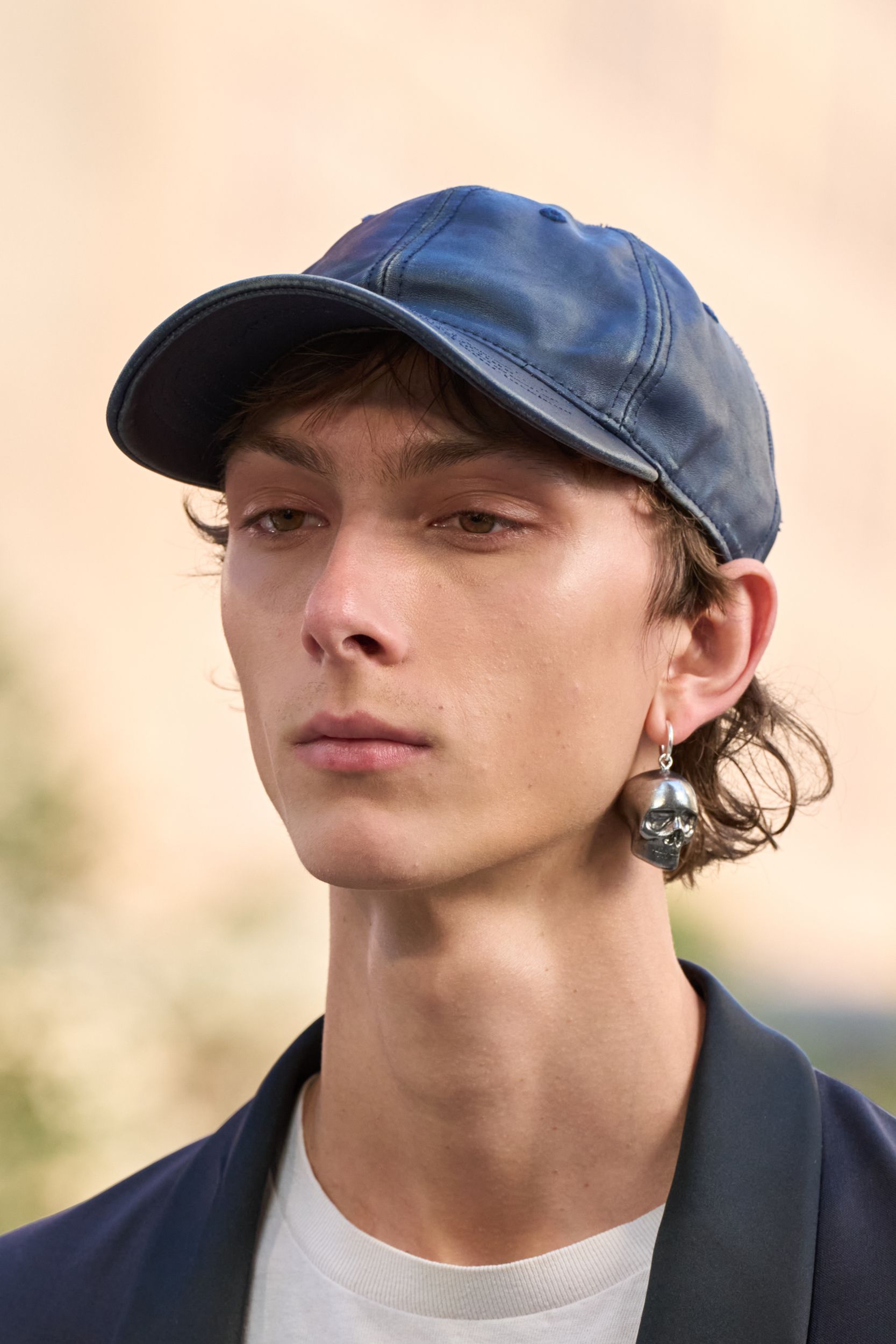 lebih kasual, koleksi terbaru coach wakilkan gaya eksentrik khas gen z, 1. Fashion item crop top pada koleksi terbaru Coach kali ini ditampilkan dalam bentuk jaket kulit. Tetap menggunakan aksen zipper, jaket kulit crop top dari Coach Spring/Summer 2025 menjadi salah satu outerwear paling dinanti perilisannya., 2. Hanya memanfaatkan hiasan pita, koleksi babydoll dress berbahan satin milik Coach tetap terlihat manis dengan palet warna pastel, seperti coral pink, hijau mint, biru langit hingga lavender., 3. Meski didominasi pakaian kasual, Coach tetap menyelipkan look formal lewat setelan suit model baggy dengan motif pinstriped, blazer serta long coat., 4. Kesan quirky semakin terasa ketika beberapa model membawa clutch raksasa bersiluet hewan beruang, dinosaurus, bibir dan hati. Jika dilihat sekilas, koleksi clutch terbaru Coach mirip sebuah bantal boneka dengan busa empuk di dalamnya., 5. Selain topi, aksesori anting perak berbentuk dadu, tengkorak dan taring membuat penampilan para model semakin edgy saat melakukan runway., 6. Detail unik lainnya pada koleksi terbaru Coach adalah dirilisnya sneakers “usang” yang kotor berdebu, warna mulai luntur serta dipenuhi coretan random dari tinta pena., 7. Dihadiri sejumlah artis muda terkenal, peragaan busana Coach Spring/Summer 2025 sukses diselenggarakan di area sekitar High Line, kota New York agar semakin mendukung tema OOTD sehari-hari khas Gen Z yang tidak takut bereksperimen dengan berbagai macam tren fashion.