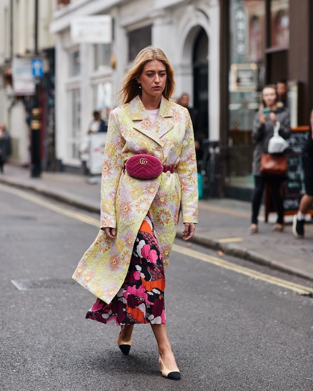 lebih manis, ini cara memadu-padankan motif floral, 1. Menambahkan motif floral pada busana, kamu bisa mulai adalakan rompi. Pasangan floral vest dengan white blouse dan pleated skirt warna putih. Warna putih polos bisa membuat ruang untuk floral vest terlihat lebih catchy!, 2. Padu-padankan maxi skirt bermotif floral saat musim dingin. Selain memberikan look yang lebih fresh, rok ini juga bisa dengan mudah kamu kombinasikan dengan sweater atau turtleneck top yang hangat., 3. Punya floral dress yang biasa kamu gunakan untuk pergi ke pantai, kamu bisa pakai untuk sehari-hari, lho! Pasangakan floral dress dengan tambahan denim jacket, lalu pilih sneakers atau slip-on shoes. Ready to go!, 4. Jangan ragu mengandalakn floral dress untuk menghadiri acara formal. Kombinasikan floral dress dengan leather boots dan statement bag yang edgy., 5. Punya floral dress dengan waran dasar hitam, pilih jaket kulit warna kuning sebagai alternatif outerwear. Mau lebih keren, kamu bisa pakai high knee boots atau snakers., 6. Saatnya mix &amp; match gaya baru floral dress yang ready-to-wear. Pasangakan dengan t-shirt berwarna kontras sebagai inner, dijamin kamu punya gaya OOTD yang keren banget!, 7. Last but not least, gunakan lebih dari satu pattern floral untuk satu look. Mulai dengan memasangkan floral coat berwarna yang lebih soft dengan floral skirt berwarna gelap. Pilihan tasnya, belt bag adalah yang terbaik.