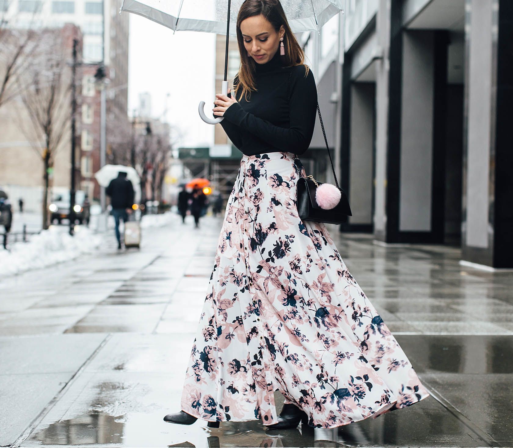 lebih manis, ini cara memadu-padankan motif floral, 1. Menambahkan motif floral pada busana, kamu bisa mulai adalakan rompi. Pasangan floral vest dengan white blouse dan pleated skirt warna putih. Warna putih polos bisa membuat ruang untuk floral vest terlihat lebih catchy!, 2. Padu-padankan maxi skirt bermotif floral saat musim dingin. Selain memberikan look yang lebih fresh, rok ini juga bisa dengan mudah kamu kombinasikan dengan sweater atau turtleneck top yang hangat., 3. Punya floral dress yang biasa kamu gunakan untuk pergi ke pantai, kamu bisa pakai untuk sehari-hari, lho! Pasangakan floral dress dengan tambahan denim jacket, lalu pilih sneakers atau slip-on shoes. Ready to go!, 4. Jangan ragu mengandalakn floral dress untuk menghadiri acara formal. Kombinasikan floral dress dengan leather boots dan statement bag yang edgy., 5. Punya floral dress dengan waran dasar hitam, pilih jaket kulit warna kuning sebagai alternatif outerwear. Mau lebih keren, kamu bisa pakai high knee boots atau snakers., 6. Saatnya mix &amp; match gaya baru floral dress yang ready-to-wear. Pasangakan dengan t-shirt berwarna kontras sebagai inner, dijamin kamu punya gaya OOTD yang keren banget!, 7. Last but not least, gunakan lebih dari satu pattern floral untuk satu look. Mulai dengan memasangkan floral coat berwarna yang lebih soft dengan floral skirt berwarna gelap. Pilihan tasnya, belt bag adalah yang terbaik.
