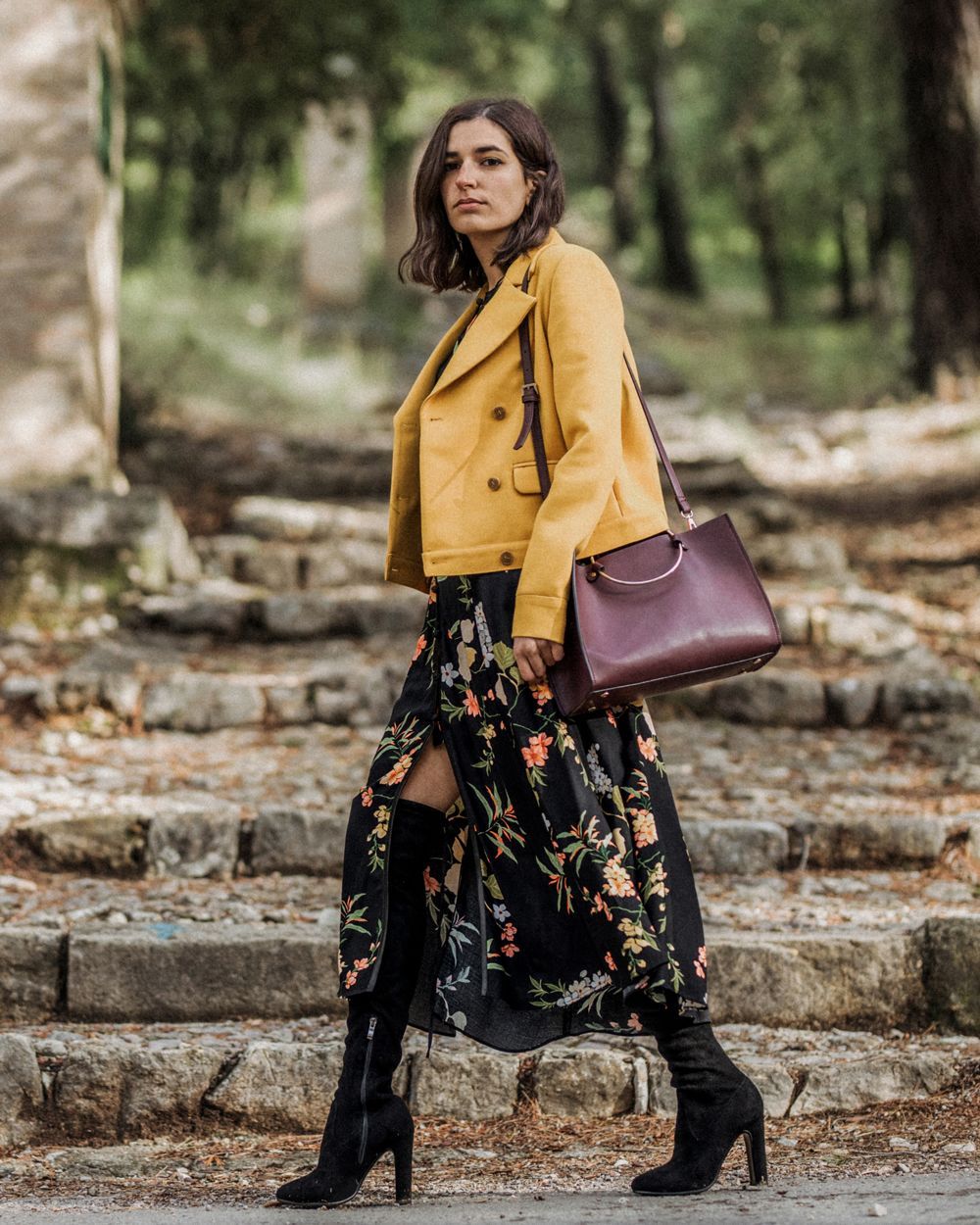 lebih manis, ini cara memadu-padankan motif floral, 1. Menambahkan motif floral pada busana, kamu bisa mulai adalakan rompi. Pasangan floral vest dengan white blouse dan pleated skirt warna putih. Warna putih polos bisa membuat ruang untuk floral vest terlihat lebih catchy!, 2. Padu-padankan maxi skirt bermotif floral saat musim dingin. Selain memberikan look yang lebih fresh, rok ini juga bisa dengan mudah kamu kombinasikan dengan sweater atau turtleneck top yang hangat., 3. Punya floral dress yang biasa kamu gunakan untuk pergi ke pantai, kamu bisa pakai untuk sehari-hari, lho! Pasangakan floral dress dengan tambahan denim jacket, lalu pilih sneakers atau slip-on shoes. Ready to go!, 4. Jangan ragu mengandalakn floral dress untuk menghadiri acara formal. Kombinasikan floral dress dengan leather boots dan statement bag yang edgy., 5. Punya floral dress dengan waran dasar hitam, pilih jaket kulit warna kuning sebagai alternatif outerwear. Mau lebih keren, kamu bisa pakai high knee boots atau snakers., 6. Saatnya mix &amp; match gaya baru floral dress yang ready-to-wear. Pasangakan dengan t-shirt berwarna kontras sebagai inner, dijamin kamu punya gaya OOTD yang keren banget!, 7. Last but not least, gunakan lebih dari satu pattern floral untuk satu look. Mulai dengan memasangkan floral coat berwarna yang lebih soft dengan floral skirt berwarna gelap. Pilihan tasnya, belt bag adalah yang terbaik.