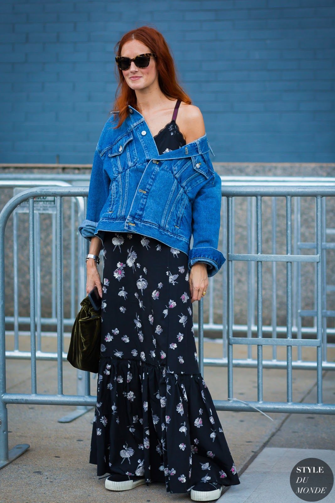 lebih manis, ini cara memadu-padankan motif floral, 1. Menambahkan motif floral pada busana, kamu bisa mulai adalakan rompi. Pasangan floral vest dengan white blouse dan pleated skirt warna putih. Warna putih polos bisa membuat ruang untuk floral vest terlihat lebih catchy!, 2. Padu-padankan maxi skirt bermotif floral saat musim dingin. Selain memberikan look yang lebih fresh, rok ini juga bisa dengan mudah kamu kombinasikan dengan sweater atau turtleneck top yang hangat., 3. Punya floral dress yang biasa kamu gunakan untuk pergi ke pantai, kamu bisa pakai untuk sehari-hari, lho! Pasangakan floral dress dengan tambahan denim jacket, lalu pilih sneakers atau slip-on shoes. Ready to go!, 4. Jangan ragu mengandalakn floral dress untuk menghadiri acara formal. Kombinasikan floral dress dengan leather boots dan statement bag yang edgy., 5. Punya floral dress dengan waran dasar hitam, pilih jaket kulit warna kuning sebagai alternatif outerwear. Mau lebih keren, kamu bisa pakai high knee boots atau snakers., 6. Saatnya mix &amp; match gaya baru floral dress yang ready-to-wear. Pasangakan dengan t-shirt berwarna kontras sebagai inner, dijamin kamu punya gaya OOTD yang keren banget!, 7. Last but not least, gunakan lebih dari satu pattern floral untuk satu look. Mulai dengan memasangkan floral coat berwarna yang lebih soft dengan floral skirt berwarna gelap. Pilihan tasnya, belt bag adalah yang terbaik.