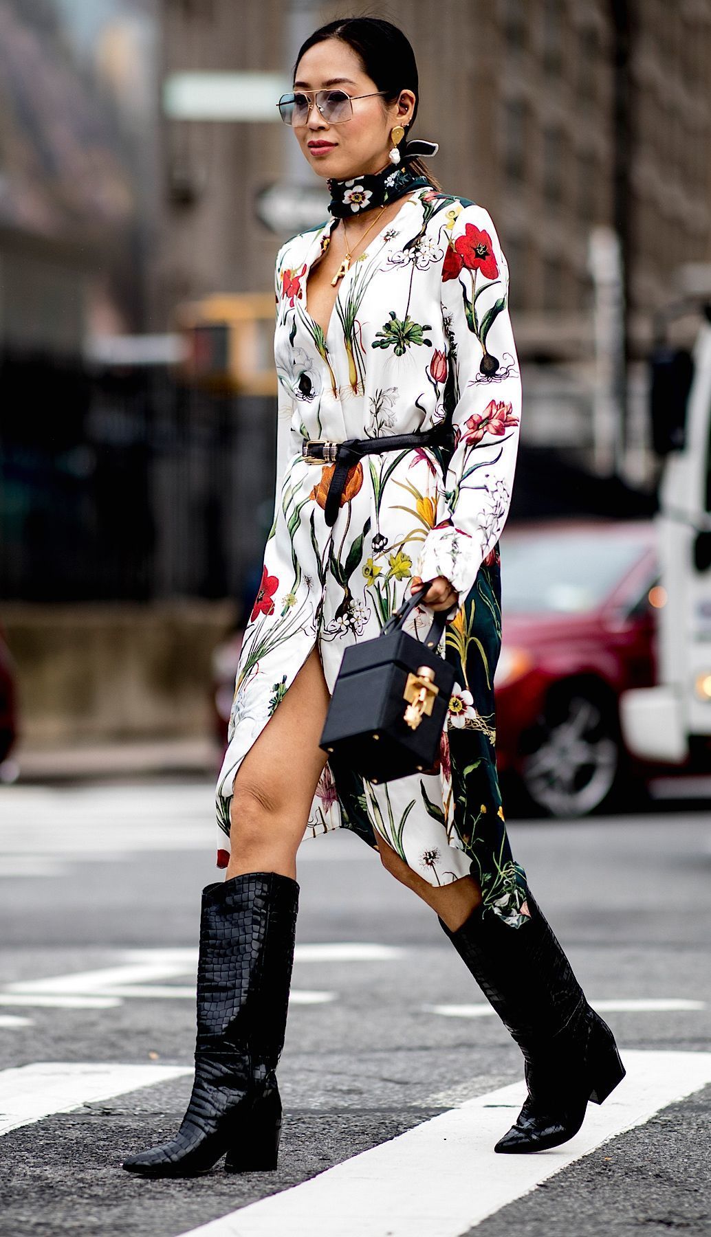 lebih manis, ini cara memadu-padankan motif floral, 1. Menambahkan motif floral pada busana, kamu bisa mulai adalakan rompi. Pasangan floral vest dengan white blouse dan pleated skirt warna putih. Warna putih polos bisa membuat ruang untuk floral vest terlihat lebih catchy!, 2. Padu-padankan maxi skirt bermotif floral saat musim dingin. Selain memberikan look yang lebih fresh, rok ini juga bisa dengan mudah kamu kombinasikan dengan sweater atau turtleneck top yang hangat., 3. Punya floral dress yang biasa kamu gunakan untuk pergi ke pantai, kamu bisa pakai untuk sehari-hari, lho! Pasangakan floral dress dengan tambahan denim jacket, lalu pilih sneakers atau slip-on shoes. Ready to go!, 4. Jangan ragu mengandalakn floral dress untuk menghadiri acara formal. Kombinasikan floral dress dengan leather boots dan statement bag yang edgy., 5. Punya floral dress dengan waran dasar hitam, pilih jaket kulit warna kuning sebagai alternatif outerwear. Mau lebih keren, kamu bisa pakai high knee boots atau snakers., 6. Saatnya mix &amp; match gaya baru floral dress yang ready-to-wear. Pasangakan dengan t-shirt berwarna kontras sebagai inner, dijamin kamu punya gaya OOTD yang keren banget!, 7. Last but not least, gunakan lebih dari satu pattern floral untuk satu look. Mulai dengan memasangkan floral coat berwarna yang lebih soft dengan floral skirt berwarna gelap. Pilihan tasnya, belt bag adalah yang terbaik.