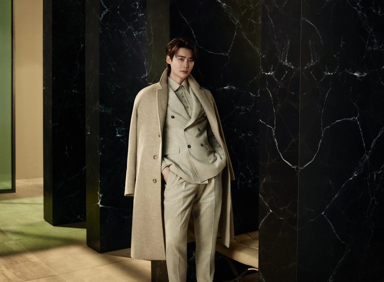lee jong suk hingga naomi campbell bintangi campaign boss fall 2024, 1. Label fashion asal Jerman, BOSS merilis campaign baru untuk Fall/Winter 2024. Bertajuk It’s for Life, campaign ini dibintangi sejumlah seleb dunia mulai dari Naomi Campbell, Gisele Bündchen, David Beckham hingga aktor Korea, Lee Jong Suk., 2. Mengusung motto #BeYourOwnBOSS, campaign ini menekankan kepercayaan diri sebagai komitmen seumur hidup. Para bintang campaign terlihat menawan dalam tampilan BOSS yang sleek, mencerminkan fokus koleksi pada gaya hidup modern., 3. Campaign ini juga merupakan yang pertama kalinya David Beckham menjadi wajah untuk BOSS. Ia tampil dapper dalam balutan brown suit, lengkap dengan dasi yang serasi., 4. Terinspirasi dari tema corpcore yang terlihat di fashion show BOSS koleksi Fall/Winter 2023, yang menampilkan suasana kantor mewah dengan tampilan yang disesuaikan. Meliputi sejumlah setelan yang mendapat penyegaran dengan siluet yang kuat, cocok untuk musim gugur., 5. Koleksi Fall/Winter 2024 menawarkan pakaian pria dan wanita dengan gaya corpcore yang didefinisikan ulang. Koleksi pakaian wanita menonjolkan setelan yang kuat yang disegarkan kembali dengan potongan yang pas, tekstur dan bahu yang kuat. Meliputi kombinasi blazer dan rok, mantel kulit bermotif buaya, serta setelan jas dan mantel panjang wol kasmir.