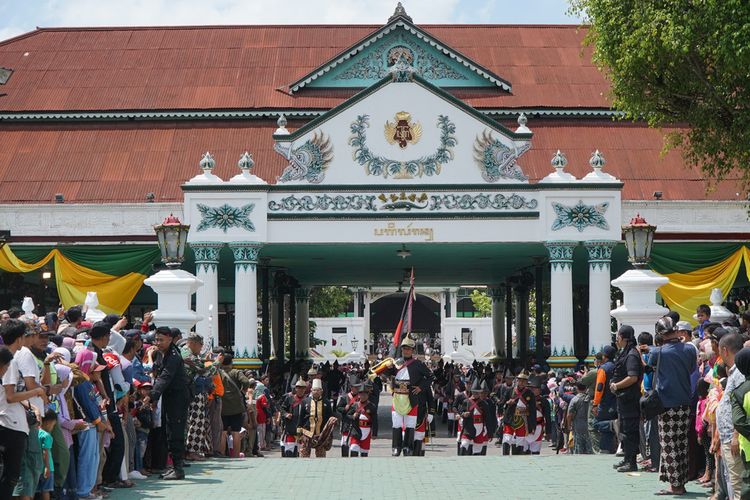 Suasana Grebeg Mulud di Keraton Yogyakarta.