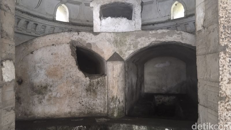 Makam Gaya Eropa yang Penuh Misteri di Pinggir Jalan Kuningan