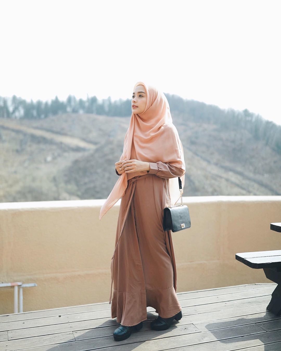 makin manis dengan padu-padan kerudung warna pastel, 1. Paling basic, kamu bisa pakai longsleeve tee dengan denim jeans. Sebagai pilihan hijab, pilih warna pink pastel yang manis (banget)., 2. Hijab warna pastel bisa menjadi warna elegan yang cocok untuk formal look, lho! Pasangakan dengan dress hitam, lalu gunakan hijab pastel bentuk pashmina., 3. Look satu ini bisa menjadi pilihan outfit saat pergi ke kampus. Gunakan hijab pashmina pink pastel dengan blazer kotak-kotak dengan white trousers. Supaya terlihat lebih kasual, jangan ragu untuk pakai sneakers favoritmu., 4. Gemar tampil feminin, hijab pastel andalannya! Pasangakan dengan dress cokelat yang netral. Kamu bisa pakai hijab syar’i atau model hijab yang biasa kamu pakai., 5. Look terakhir, pasangkan hijab biru pastel dengan kemeja dan pleated skirt. Walau sama-sama menggunakan warna biru, namun look ini nggak akan terkesan plain dengan pemilihan warna yang tepat. Coba, deh!