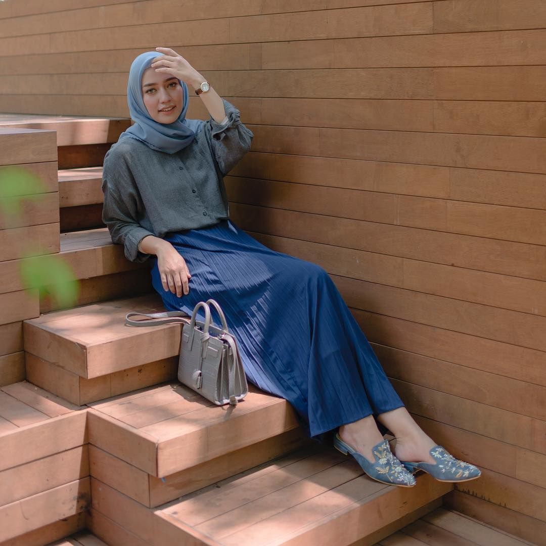 makin manis dengan padu-padan kerudung warna pastel, 1. Paling basic, kamu bisa pakai longsleeve tee dengan denim jeans. Sebagai pilihan hijab, pilih warna pink pastel yang manis (banget)., 2. Hijab warna pastel bisa menjadi warna elegan yang cocok untuk formal look, lho! Pasangakan dengan dress hitam, lalu gunakan hijab pastel bentuk pashmina., 3. Look satu ini bisa menjadi pilihan outfit saat pergi ke kampus. Gunakan hijab pashmina pink pastel dengan blazer kotak-kotak dengan white trousers. Supaya terlihat lebih kasual, jangan ragu untuk pakai sneakers favoritmu., 4. Gemar tampil feminin, hijab pastel andalannya! Pasangakan dengan dress cokelat yang netral. Kamu bisa pakai hijab syar’i atau model hijab yang biasa kamu pakai., 5. Look terakhir, pasangkan hijab biru pastel dengan kemeja dan pleated skirt. Walau sama-sama menggunakan warna biru, namun look ini nggak akan terkesan plain dengan pemilihan warna yang tepat. Coba, deh!