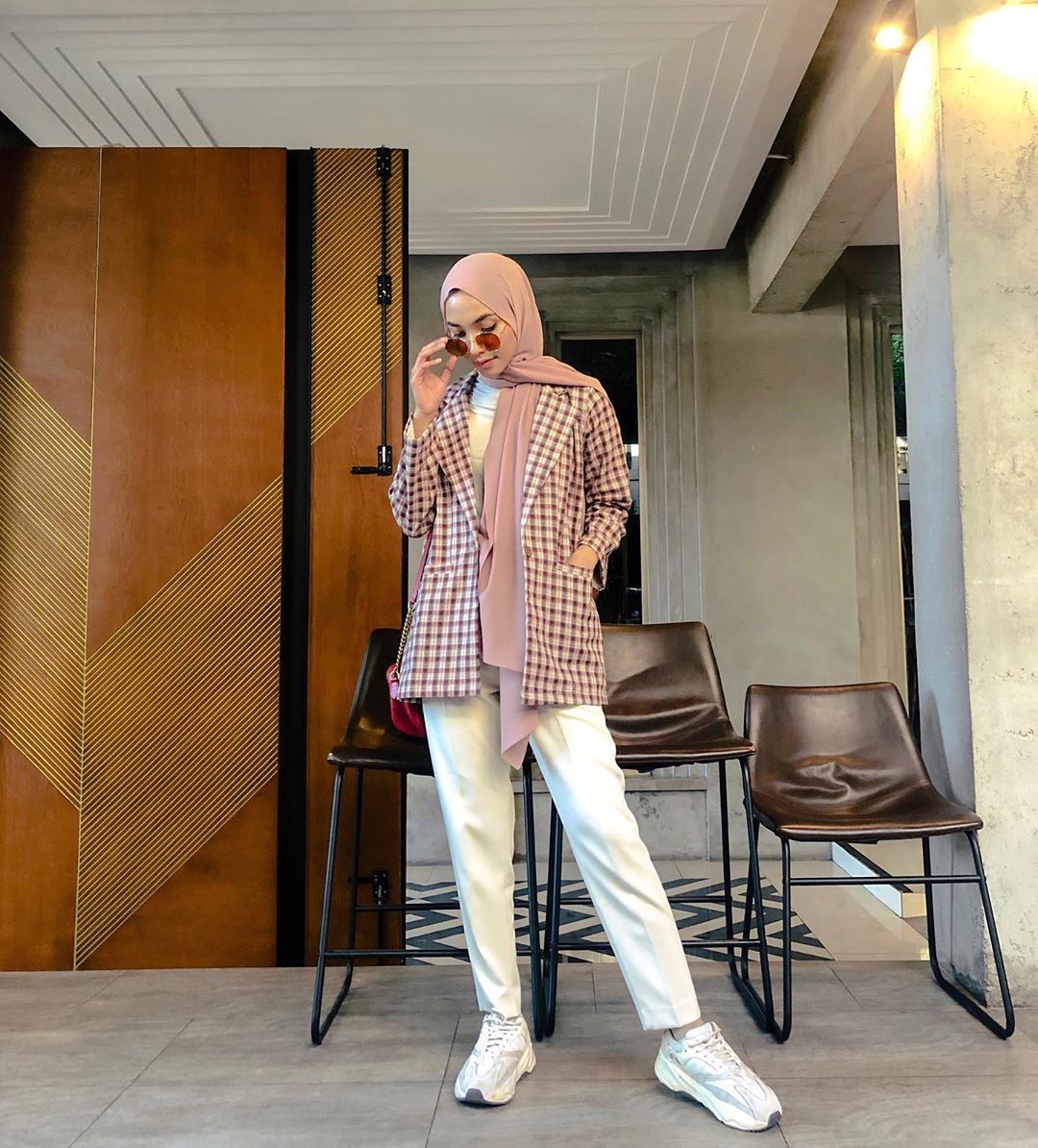 makin manis dengan padu-padan kerudung warna pastel, 1. Paling basic, kamu bisa pakai longsleeve tee dengan denim jeans. Sebagai pilihan hijab, pilih warna pink pastel yang manis (banget)., 2. Hijab warna pastel bisa menjadi warna elegan yang cocok untuk formal look, lho! Pasangakan dengan dress hitam, lalu gunakan hijab pastel bentuk pashmina., 3. Look satu ini bisa menjadi pilihan outfit saat pergi ke kampus. Gunakan hijab pashmina pink pastel dengan blazer kotak-kotak dengan white trousers. Supaya terlihat lebih kasual, jangan ragu untuk pakai sneakers favoritmu., 4. Gemar tampil feminin, hijab pastel andalannya! Pasangakan dengan dress cokelat yang netral. Kamu bisa pakai hijab syar’i atau model hijab yang biasa kamu pakai., 5. Look terakhir, pasangkan hijab biru pastel dengan kemeja dan pleated skirt. Walau sama-sama menggunakan warna biru, namun look ini nggak akan terkesan plain dengan pemilihan warna yang tepat. Coba, deh!