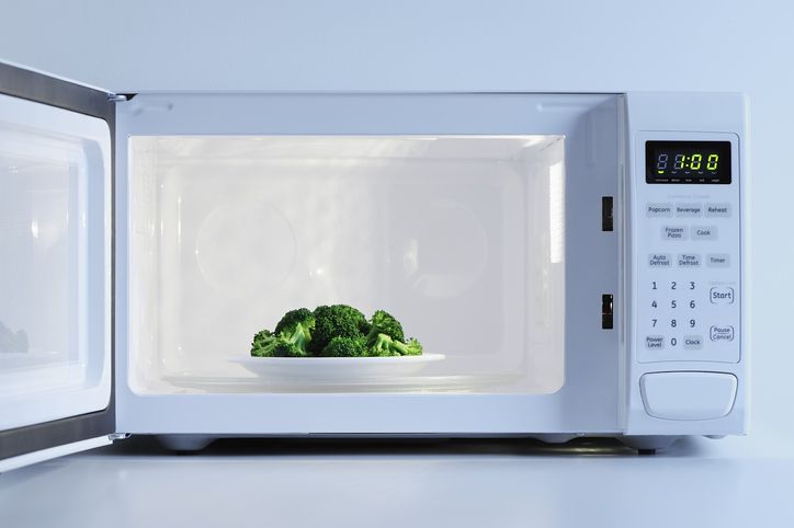 Makanan yang Berbahaya jika di Microwave, 1. Metode masak konvensional dan manfaatnya, 2. Hilangnya nutrisi akibat metode masak konvensional, 3. Microwave lebih praktis, 4. Keuntungan dari sisi nutrisi saat memakai microwave, 5. Risiko masak di microwave, 6. Lebih sehat masak konvensional atau microwave?
