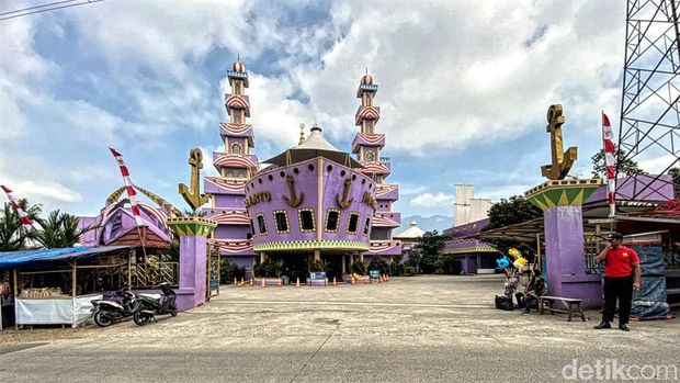 Masjid Unik di Sukabumi: Bentuknya Perahu, Warnanya Ungu