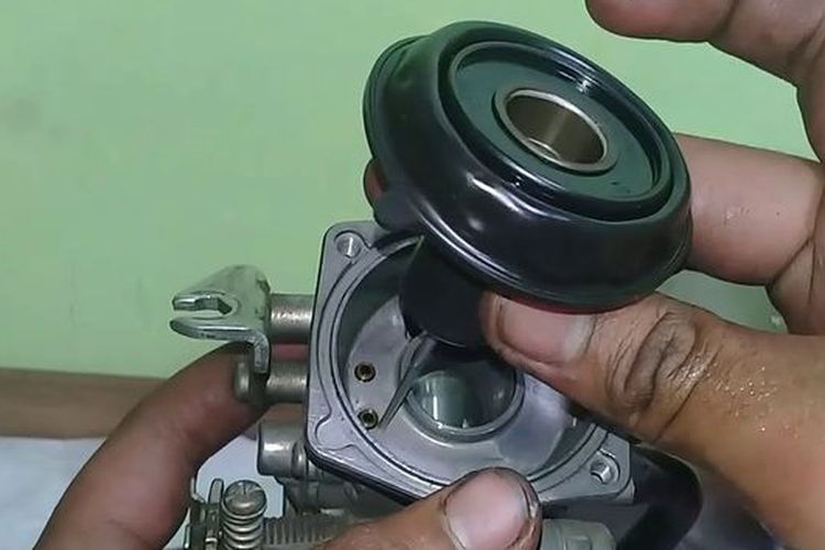 Mengenal Fungsi Karburator Vakum pada Motor Retro