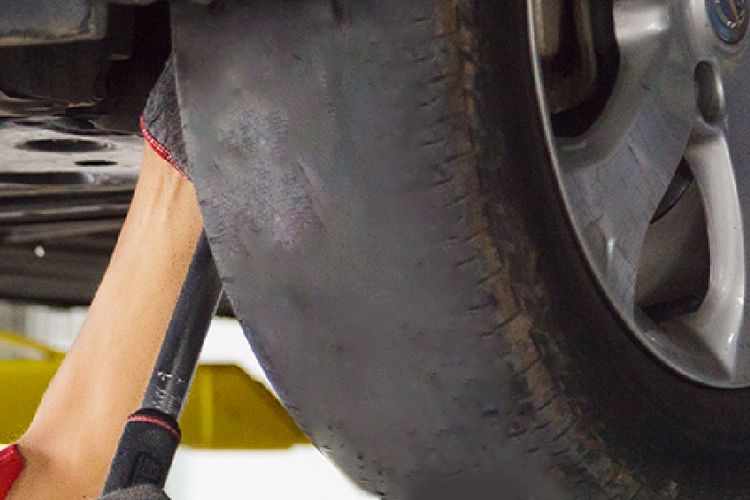 Mengenal Spot Wear dan Penyebabnya pada Ban Mobil