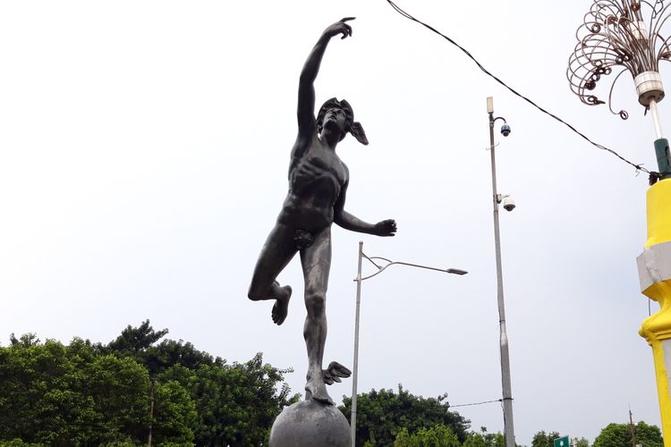 Patung Hermes di Jembatan Harmoni, Jakarta Pusat, Selasa (16/4/2019)