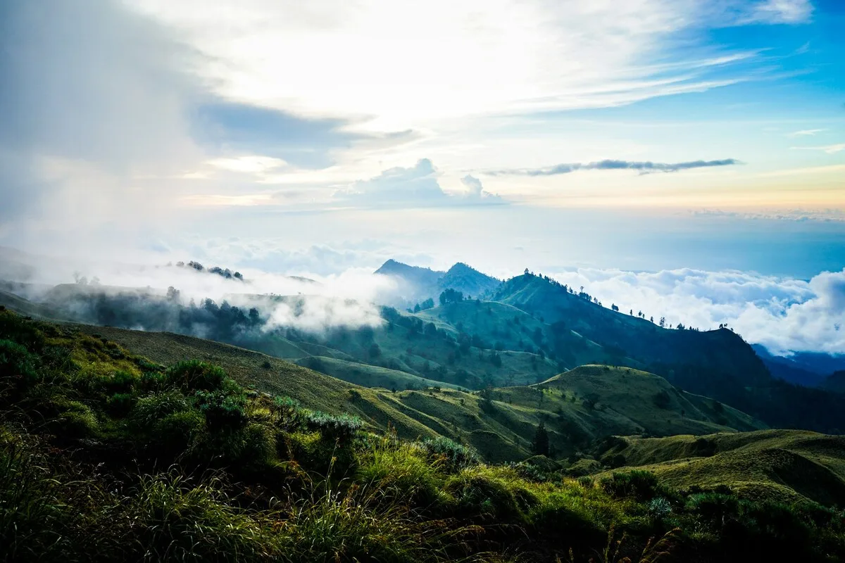 musim hujan atau kemarau? begini cara maksimalkan liburanmu di indonesia!