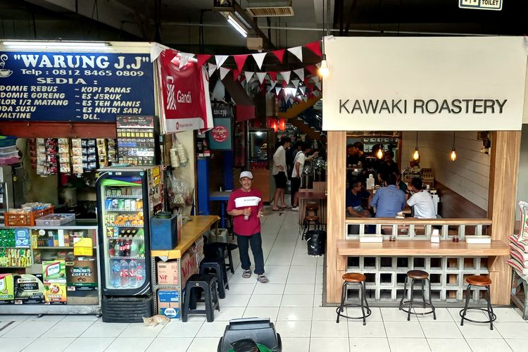 suasana pengunjung di lantai dasar pasar santa pada Rabu (11/09/2024)