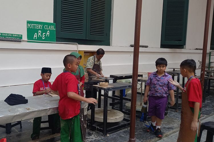 suasana pottery class di museum seni rupa dan keramik pada Kamis (12/09/2024)