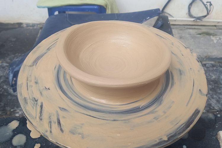 proses pembuatan gerabah di pottery class museum seni rupa dan keramik, pada Kamis (12/09/2024)