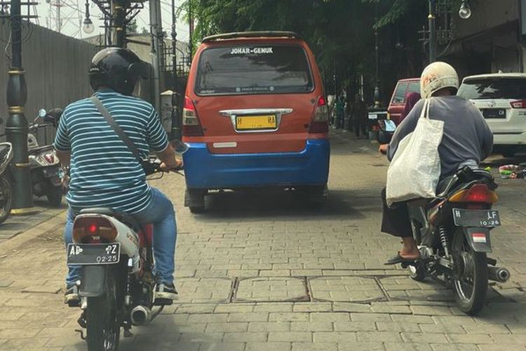 Pengendara Motor Pemotor Harus Mengalah pada Angkot Ugal-Ugalan?