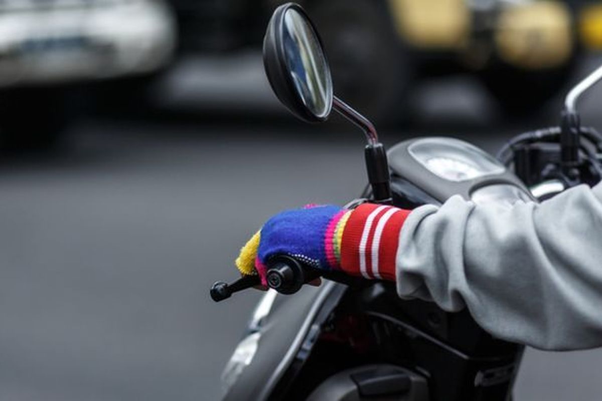 Pengendara Wanita Ragu Saat Berkendara, Ingat Tengok Kiri-Kanan-Kiri