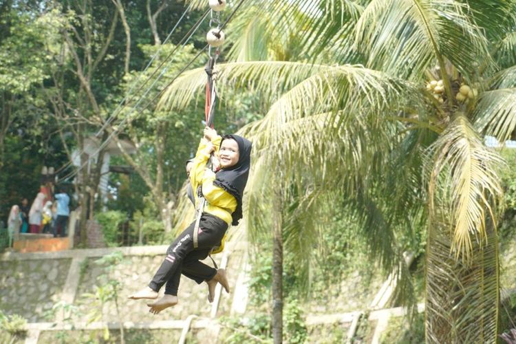 Ilustrasi flying fox di Pondok Zidane, Depok, Jawa Barat., Pondok Zidane, Penginapan Nyaman di Depok, Pilihan Outbound Seru di Depok, Fasilitas Lengkap untuk Outbound dan Menginap, Nikmati Liburan yang Seru dan Berkesan di Depok
