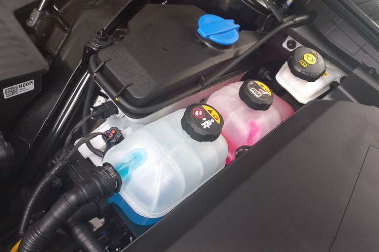 Pentingnya Memantau Indikator Suhu Mesin Mobil saat Berkendara