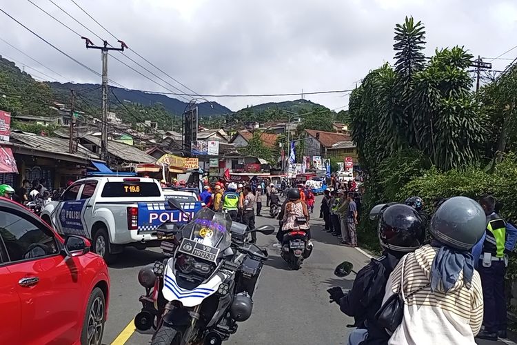 Kemacetan terjadi imbas kecelakaan beruntun di Jalur Puncak Bogor, Jawa Barat, Selasa (23/1/2024).