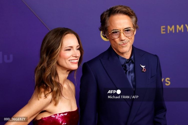 Pasangan Susan Downey and Robert Downey Jr (kanan) ketika menghadiri Emmy Awards di Los Angeles, California, AS, Minggu (15/9/2024)., 1. Selena Gomez, 2. Jennifer Aniston, 3. Meryl Streep, 4. Nicola Coughlan, 5. Robert Downey Jr, 6. Anna Sawai, 7. Alan Cumming, 8. Jonathan Bailey, 9. Rita Ora dan Taika Waititi, 10. Reese Witherspoon