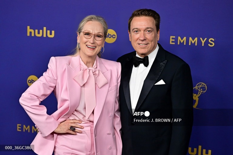 Aktris Meryl Streep (kiri) dan talent agent Kevin Huvane saat menghadiri Emmy Awards di Los Angeles, California, AS, Minggu (15/9/2024)., 1. Selena Gomez, 2. Jennifer Aniston, 3. Meryl Streep, 4. Nicola Coughlan, 5. Robert Downey Jr, 6. Anna Sawai, 7. Alan Cumming, 8. Jonathan Bailey, 9. Rita Ora dan Taika Waititi, 10. Reese Witherspoon