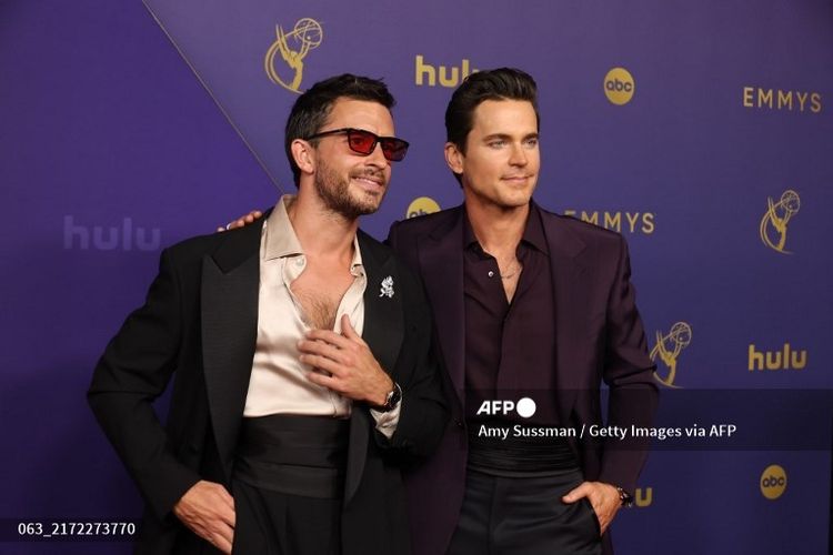 Aktor Jonathan Bailey (kiri) dan Matt Bomer saat menghadiri Emmy Awards di Los Angeles, California, AS, Minggu (15/9/2024)., 1. Selena Gomez, 2. Jennifer Aniston, 3. Meryl Streep, 4. Nicola Coughlan, 5. Robert Downey Jr, 6. Anna Sawai, 7. Alan Cumming, 8. Jonathan Bailey, 9. Rita Ora dan Taika Waititi, 10. Reese Witherspoon