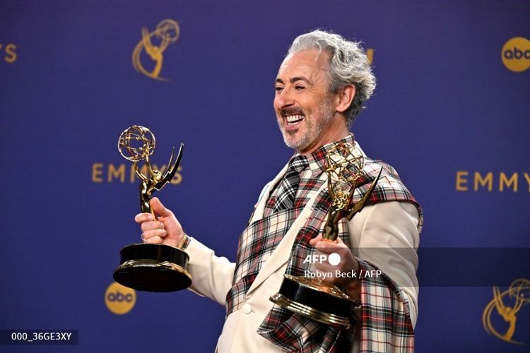 Aktor Alan Cumming ketika menghadiri Emmy Awards di Los Angeles, California, AS, Minggu (15/9/2024)., 1. Selena Gomez, 2. Jennifer Aniston, 3. Meryl Streep, 4. Nicola Coughlan, 5. Robert Downey Jr, 6. Anna Sawai, 7. Alan Cumming, 8. Jonathan Bailey, 9. Rita Ora dan Taika Waititi, 10. Reese Witherspoon