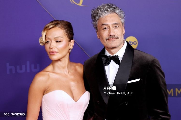 Penyanyi Rita Ora (kiri) dan sutradara sekaligus aktor Taika Waititi saat menghadiri Emmy Awards di Los Angeles, California, AS, Minggu (15/2/2024)., 1. Selena Gomez, 2. Jennifer Aniston, 3. Meryl Streep, 4. Nicola Coughlan, 5. Robert Downey Jr, 6. Anna Sawai, 7. Alan Cumming, 8. Jonathan Bailey, 9. Rita Ora dan Taika Waititi, 10. Reese Witherspoon