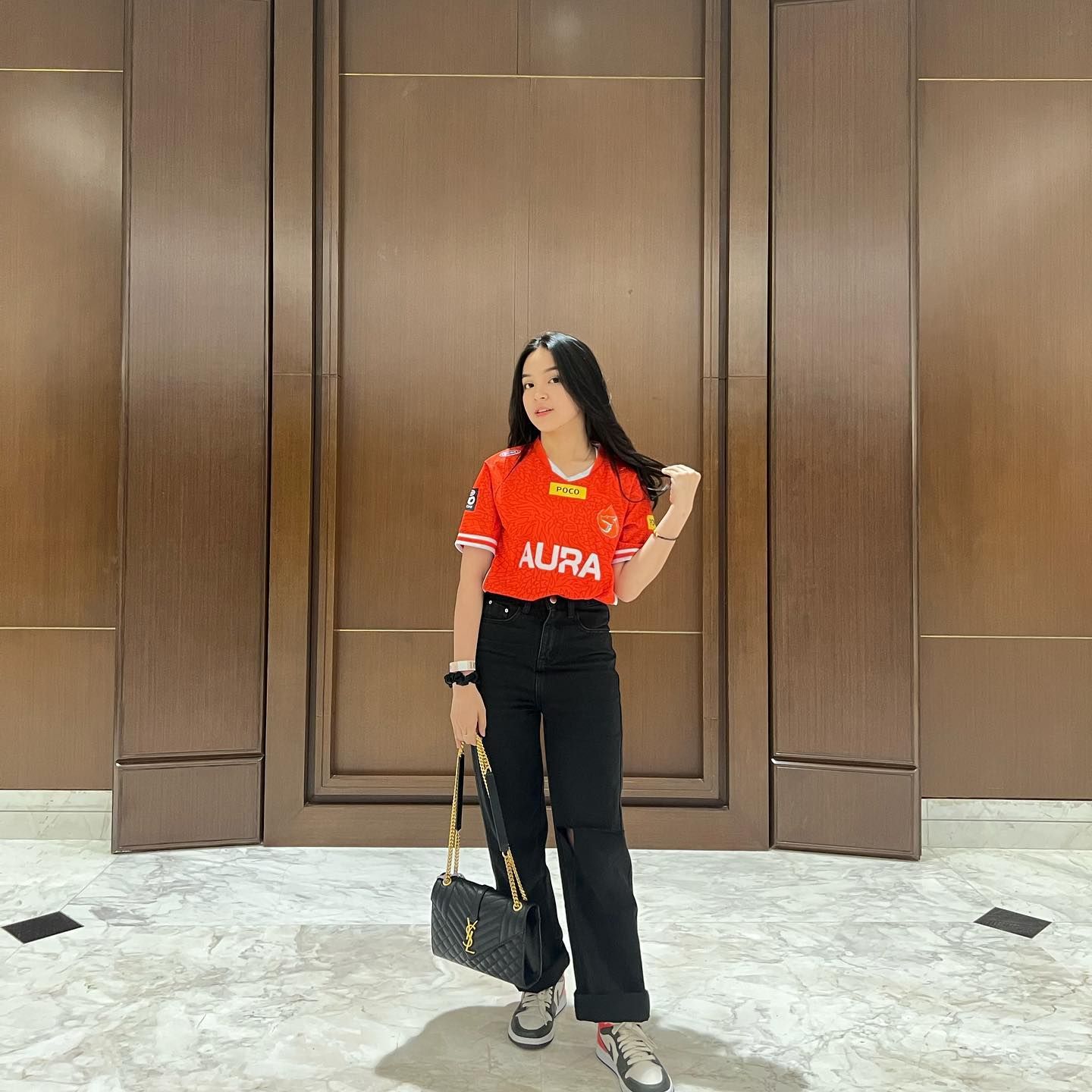 puluhan hingga ratusan juta, ini harga tas branded seleb indonesia, 1. Penampilan kasual Brisia Jodie saat hangout terlihat semakin chic ketika dikombinasikan bersama tas Christian Dior jenis Montaigne seharga 28 jutaan rupiah yang bisa berfungsi sebagai pouch dan belt bag., 2. Pakai OOTD semi formal, Prilly Latuconsina menyempurnakan look-nya yang didominasi warna putih dengan tas tangan senada O’lock Swing dari FENDI seharga 31 jutaan rupiah., 3. Eca Aura yang merupakan idola baru di kalangan perempuan muda juga tidak kalah modis ketika mengenakan tas tangan Envelope warna hitam dari Saint Laurent seharga 45 jutaan rupiah., 4. Pakai OOTD bernuansa nude, Aaliyah Massaid memanfaatkan tas tangan mini Jodie dari Bottega Veneta warna hijau agar tidak terlihat monoton. Tas tangan model anyaman ini diketahui memiliki kisaran harga 43 jutaan rupiah., 5. Habiskan liburan musim panas di Korea, Anya Geraldine tetap terlihat elegan dengan maxi dress model halter sambil menenteng tas tangan jenis pouch warna hitam dari Chanel seharga 58 jutaan rupiah., 6. Hadiri acara penting Gucci beberapa bulan lalu, Mahalini tentu tiba dengan tas ikonik Jackie Notte berukuran mini warna putih ivory seharga 53 jutaan rupiah., 7. Beby Tsabina yang berkunjung ke Roma memilih pakaian kasual serba putih dengan tas crossbody Triomphe warna hitam dari CELINE yang mempunyai harga 64 jutaan rupiah., 8. Alyssa Daguisé terkenal memiliki segudang tas high end yang kerap ia pamerkan di laman sosial media pribadinya. Salah satu tas tangan yang beberapa kali dikenakan Alyssa Daguisé sewaktu hangout ialah tas Arqué Shearling dari Prada seharga 63 jutaan rupiah., 9. Andalkan ball gown korset rancangan Sebastian Gunawan di AMI Awards 2023, penampilan glamor Ziva Magnolya semakin curi perhatian ketika dirinya menenteng tas tangan Lady Dior warna silver seharga 120 jutaan rupiah.