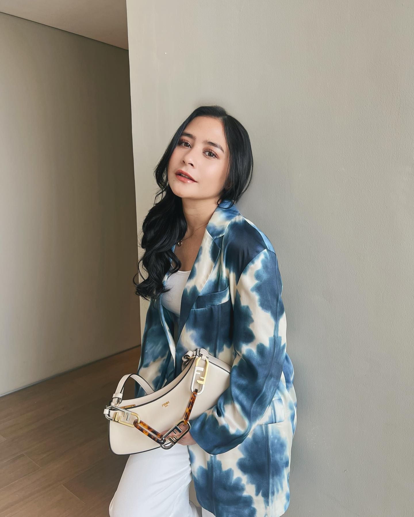 puluhan hingga ratusan juta, ini harga tas branded seleb indonesia, 1. Penampilan kasual Brisia Jodie saat hangout terlihat semakin chic ketika dikombinasikan bersama tas Christian Dior jenis Montaigne seharga 28 jutaan rupiah yang bisa berfungsi sebagai pouch dan belt bag., 2. Pakai OOTD semi formal, Prilly Latuconsina menyempurnakan look-nya yang didominasi warna putih dengan tas tangan senada O’lock Swing dari FENDI seharga 31 jutaan rupiah., 3. Eca Aura yang merupakan idola baru di kalangan perempuan muda juga tidak kalah modis ketika mengenakan tas tangan Envelope warna hitam dari Saint Laurent seharga 45 jutaan rupiah., 4. Pakai OOTD bernuansa nude, Aaliyah Massaid memanfaatkan tas tangan mini Jodie dari Bottega Veneta warna hijau agar tidak terlihat monoton. Tas tangan model anyaman ini diketahui memiliki kisaran harga 43 jutaan rupiah., 5. Habiskan liburan musim panas di Korea, Anya Geraldine tetap terlihat elegan dengan maxi dress model halter sambil menenteng tas tangan jenis pouch warna hitam dari Chanel seharga 58 jutaan rupiah., 6. Hadiri acara penting Gucci beberapa bulan lalu, Mahalini tentu tiba dengan tas ikonik Jackie Notte berukuran mini warna putih ivory seharga 53 jutaan rupiah., 7. Beby Tsabina yang berkunjung ke Roma memilih pakaian kasual serba putih dengan tas crossbody Triomphe warna hitam dari CELINE yang mempunyai harga 64 jutaan rupiah., 8. Alyssa Daguisé terkenal memiliki segudang tas high end yang kerap ia pamerkan di laman sosial media pribadinya. Salah satu tas tangan yang beberapa kali dikenakan Alyssa Daguisé sewaktu hangout ialah tas Arqué Shearling dari Prada seharga 63 jutaan rupiah., 9. Andalkan ball gown korset rancangan Sebastian Gunawan di AMI Awards 2023, penampilan glamor Ziva Magnolya semakin curi perhatian ketika dirinya menenteng tas tangan Lady Dior warna silver seharga 120 jutaan rupiah.