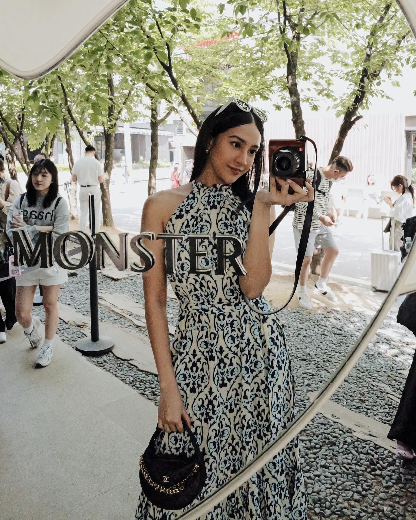 puluhan hingga ratusan juta, ini harga tas branded seleb indonesia, 1. Penampilan kasual Brisia Jodie saat hangout terlihat semakin chic ketika dikombinasikan bersama tas Christian Dior jenis Montaigne seharga 28 jutaan rupiah yang bisa berfungsi sebagai pouch dan belt bag., 2. Pakai OOTD semi formal, Prilly Latuconsina menyempurnakan look-nya yang didominasi warna putih dengan tas tangan senada O’lock Swing dari FENDI seharga 31 jutaan rupiah., 3. Eca Aura yang merupakan idola baru di kalangan perempuan muda juga tidak kalah modis ketika mengenakan tas tangan Envelope warna hitam dari Saint Laurent seharga 45 jutaan rupiah., 4. Pakai OOTD bernuansa nude, Aaliyah Massaid memanfaatkan tas tangan mini Jodie dari Bottega Veneta warna hijau agar tidak terlihat monoton. Tas tangan model anyaman ini diketahui memiliki kisaran harga 43 jutaan rupiah., 5. Habiskan liburan musim panas di Korea, Anya Geraldine tetap terlihat elegan dengan maxi dress model halter sambil menenteng tas tangan jenis pouch warna hitam dari Chanel seharga 58 jutaan rupiah., 6. Hadiri acara penting Gucci beberapa bulan lalu, Mahalini tentu tiba dengan tas ikonik Jackie Notte berukuran mini warna putih ivory seharga 53 jutaan rupiah., 7. Beby Tsabina yang berkunjung ke Roma memilih pakaian kasual serba putih dengan tas crossbody Triomphe warna hitam dari CELINE yang mempunyai harga 64 jutaan rupiah., 8. Alyssa Daguisé terkenal memiliki segudang tas high end yang kerap ia pamerkan di laman sosial media pribadinya. Salah satu tas tangan yang beberapa kali dikenakan Alyssa Daguisé sewaktu hangout ialah tas Arqué Shearling dari Prada seharga 63 jutaan rupiah., 9. Andalkan ball gown korset rancangan Sebastian Gunawan di AMI Awards 2023, penampilan glamor Ziva Magnolya semakin curi perhatian ketika dirinya menenteng tas tangan Lady Dior warna silver seharga 120 jutaan rupiah.