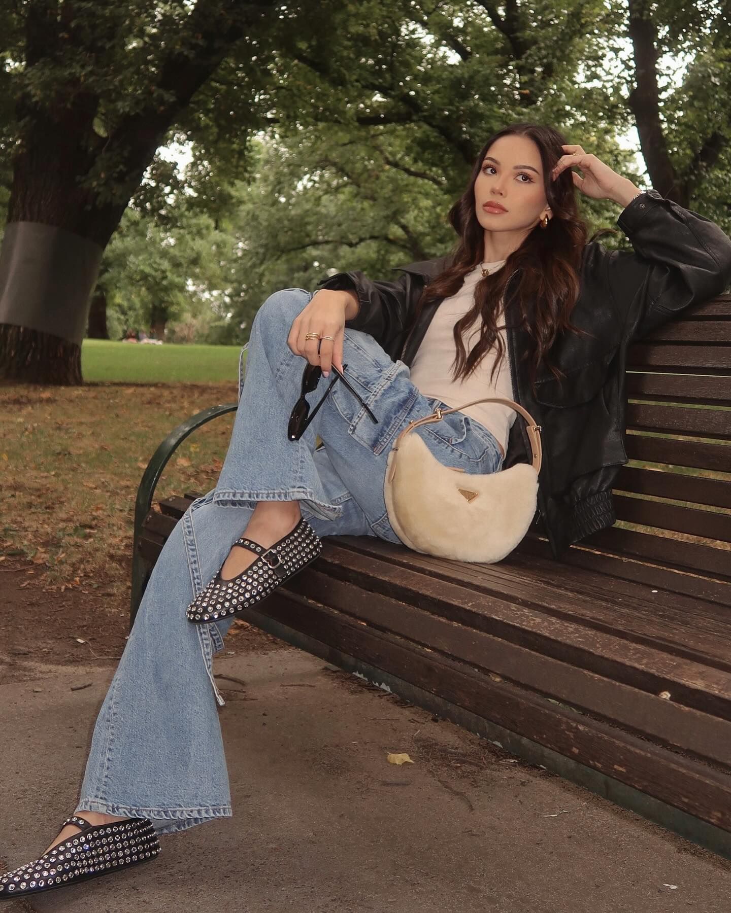puluhan hingga ratusan juta, ini harga tas branded seleb indonesia, 1. Penampilan kasual Brisia Jodie saat hangout terlihat semakin chic ketika dikombinasikan bersama tas Christian Dior jenis Montaigne seharga 28 jutaan rupiah yang bisa berfungsi sebagai pouch dan belt bag., 2. Pakai OOTD semi formal, Prilly Latuconsina menyempurnakan look-nya yang didominasi warna putih dengan tas tangan senada O’lock Swing dari FENDI seharga 31 jutaan rupiah., 3. Eca Aura yang merupakan idola baru di kalangan perempuan muda juga tidak kalah modis ketika mengenakan tas tangan Envelope warna hitam dari Saint Laurent seharga 45 jutaan rupiah., 4. Pakai OOTD bernuansa nude, Aaliyah Massaid memanfaatkan tas tangan mini Jodie dari Bottega Veneta warna hijau agar tidak terlihat monoton. Tas tangan model anyaman ini diketahui memiliki kisaran harga 43 jutaan rupiah., 5. Habiskan liburan musim panas di Korea, Anya Geraldine tetap terlihat elegan dengan maxi dress model halter sambil menenteng tas tangan jenis pouch warna hitam dari Chanel seharga 58 jutaan rupiah., 6. Hadiri acara penting Gucci beberapa bulan lalu, Mahalini tentu tiba dengan tas ikonik Jackie Notte berukuran mini warna putih ivory seharga 53 jutaan rupiah., 7. Beby Tsabina yang berkunjung ke Roma memilih pakaian kasual serba putih dengan tas crossbody Triomphe warna hitam dari CELINE yang mempunyai harga 64 jutaan rupiah., 8. Alyssa Daguisé terkenal memiliki segudang tas high end yang kerap ia pamerkan di laman sosial media pribadinya. Salah satu tas tangan yang beberapa kali dikenakan Alyssa Daguisé sewaktu hangout ialah tas Arqué Shearling dari Prada seharga 63 jutaan rupiah., 9. Andalkan ball gown korset rancangan Sebastian Gunawan di AMI Awards 2023, penampilan glamor Ziva Magnolya semakin curi perhatian ketika dirinya menenteng tas tangan Lady Dior warna silver seharga 120 jutaan rupiah.