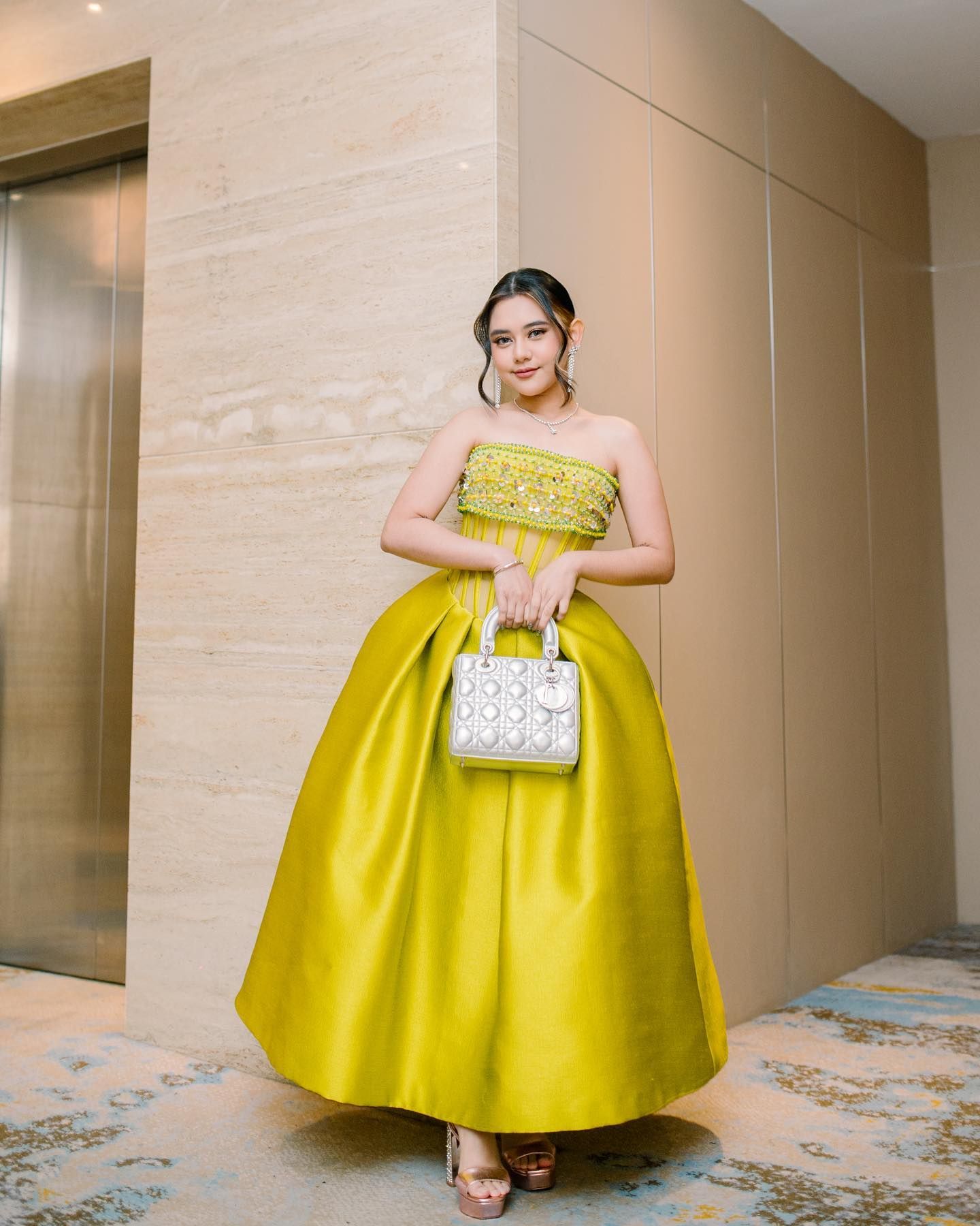 puluhan hingga ratusan juta, ini harga tas branded seleb indonesia, 1. Penampilan kasual Brisia Jodie saat hangout terlihat semakin chic ketika dikombinasikan bersama tas Christian Dior jenis Montaigne seharga 28 jutaan rupiah yang bisa berfungsi sebagai pouch dan belt bag., 2. Pakai OOTD semi formal, Prilly Latuconsina menyempurnakan look-nya yang didominasi warna putih dengan tas tangan senada O’lock Swing dari FENDI seharga 31 jutaan rupiah., 3. Eca Aura yang merupakan idola baru di kalangan perempuan muda juga tidak kalah modis ketika mengenakan tas tangan Envelope warna hitam dari Saint Laurent seharga 45 jutaan rupiah., 4. Pakai OOTD bernuansa nude, Aaliyah Massaid memanfaatkan tas tangan mini Jodie dari Bottega Veneta warna hijau agar tidak terlihat monoton. Tas tangan model anyaman ini diketahui memiliki kisaran harga 43 jutaan rupiah., 5. Habiskan liburan musim panas di Korea, Anya Geraldine tetap terlihat elegan dengan maxi dress model halter sambil menenteng tas tangan jenis pouch warna hitam dari Chanel seharga 58 jutaan rupiah., 6. Hadiri acara penting Gucci beberapa bulan lalu, Mahalini tentu tiba dengan tas ikonik Jackie Notte berukuran mini warna putih ivory seharga 53 jutaan rupiah., 7. Beby Tsabina yang berkunjung ke Roma memilih pakaian kasual serba putih dengan tas crossbody Triomphe warna hitam dari CELINE yang mempunyai harga 64 jutaan rupiah., 8. Alyssa Daguisé terkenal memiliki segudang tas high end yang kerap ia pamerkan di laman sosial media pribadinya. Salah satu tas tangan yang beberapa kali dikenakan Alyssa Daguisé sewaktu hangout ialah tas Arqué Shearling dari Prada seharga 63 jutaan rupiah., 9. Andalkan ball gown korset rancangan Sebastian Gunawan di AMI Awards 2023, penampilan glamor Ziva Magnolya semakin curi perhatian ketika dirinya menenteng tas tangan Lady Dior warna silver seharga 120 jutaan rupiah.