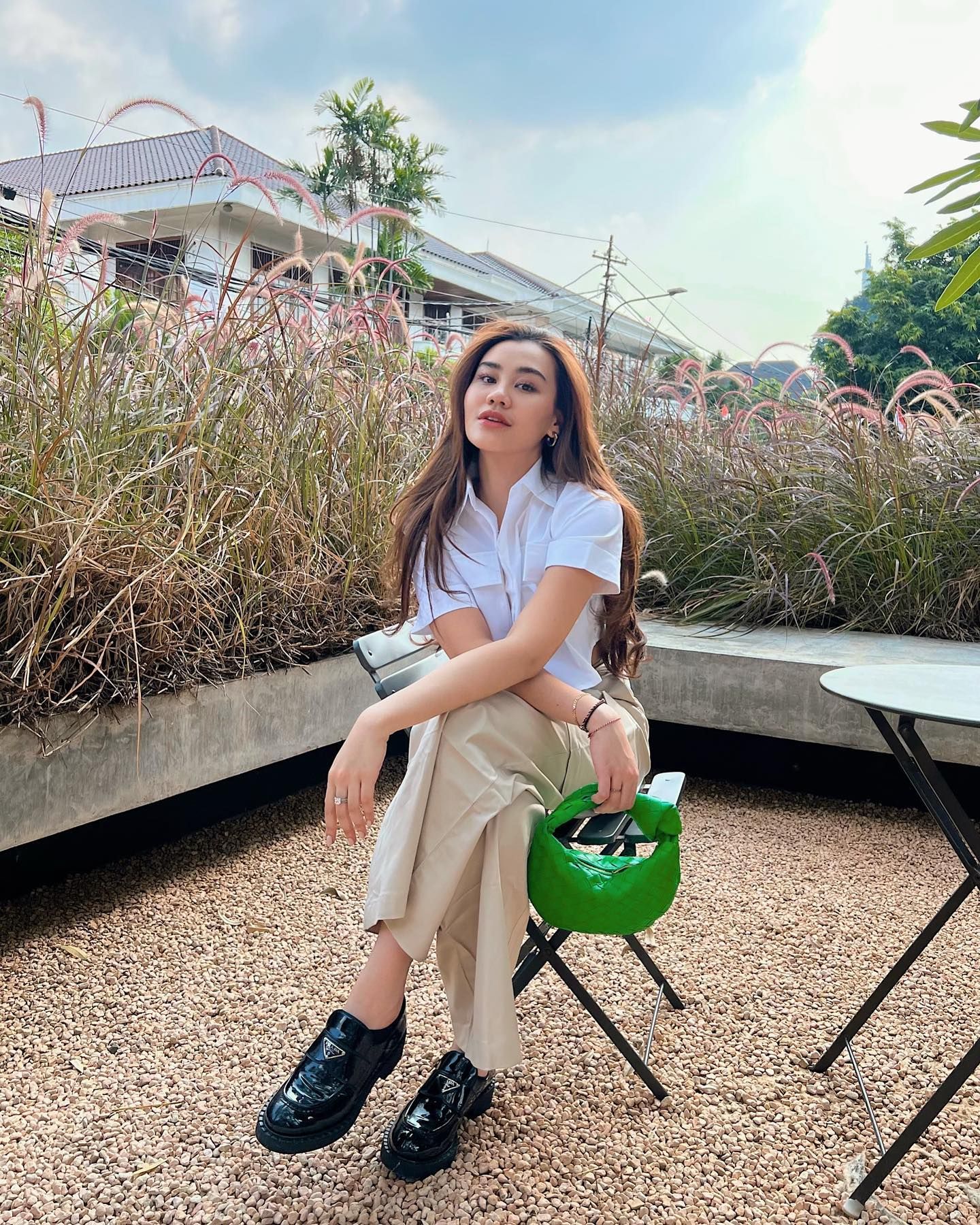 puluhan hingga ratusan juta, ini harga tas branded seleb indonesia, 1. Penampilan kasual Brisia Jodie saat hangout terlihat semakin chic ketika dikombinasikan bersama tas Christian Dior jenis Montaigne seharga 28 jutaan rupiah yang bisa berfungsi sebagai pouch dan belt bag., 2. Pakai OOTD semi formal, Prilly Latuconsina menyempurnakan look-nya yang didominasi warna putih dengan tas tangan senada O’lock Swing dari FENDI seharga 31 jutaan rupiah., 3. Eca Aura yang merupakan idola baru di kalangan perempuan muda juga tidak kalah modis ketika mengenakan tas tangan Envelope warna hitam dari Saint Laurent seharga 45 jutaan rupiah., 4. Pakai OOTD bernuansa nude, Aaliyah Massaid memanfaatkan tas tangan mini Jodie dari Bottega Veneta warna hijau agar tidak terlihat monoton. Tas tangan model anyaman ini diketahui memiliki kisaran harga 43 jutaan rupiah., 5. Habiskan liburan musim panas di Korea, Anya Geraldine tetap terlihat elegan dengan maxi dress model halter sambil menenteng tas tangan jenis pouch warna hitam dari Chanel seharga 58 jutaan rupiah., 6. Hadiri acara penting Gucci beberapa bulan lalu, Mahalini tentu tiba dengan tas ikonik Jackie Notte berukuran mini warna putih ivory seharga 53 jutaan rupiah., 7. Beby Tsabina yang berkunjung ke Roma memilih pakaian kasual serba putih dengan tas crossbody Triomphe warna hitam dari CELINE yang mempunyai harga 64 jutaan rupiah., 8. Alyssa Daguisé terkenal memiliki segudang tas high end yang kerap ia pamerkan di laman sosial media pribadinya. Salah satu tas tangan yang beberapa kali dikenakan Alyssa Daguisé sewaktu hangout ialah tas Arqué Shearling dari Prada seharga 63 jutaan rupiah., 9. Andalkan ball gown korset rancangan Sebastian Gunawan di AMI Awards 2023, penampilan glamor Ziva Magnolya semakin curi perhatian ketika dirinya menenteng tas tangan Lady Dior warna silver seharga 120 jutaan rupiah.