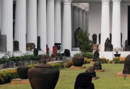 Museum Nasional, 1. Museum Macan  Pertama Museum Macan yang berlokasi di Jalan Panjang, Kebon Jeruk, Jakarta Barat. Museum Macan menghadirkan karya seni modern dan kontemporer yang signifikan dan terus berkembang dari Indonesia dan seluruh dunia, 2. Museum Nasional  Kemudian Museum Nasional yang menghadirkan edukasi tentang sejarah Indonesia dan Belanda. Tempar ini berlokasi di Jalan Medan Merdeka Barat, Gambir, Jakarta Pusat., 3. Museum Layang-layang  Museum Layang-layang terletak di Jalan H. Kamang, Pondok Labu, Jakarta Selatan. Selain menyediakan informasi tentang layang-layang, museum ini juga menyediakan kegiatan pendukung, seperti melukis payung, melukis kaos, melukis wayang mini, membatik, membuat dan mewarnai layang-layang., 4. Museum Fatahilah  Museum Fatahilah juga bisa jadi destinasi liburan long weekend. Museum ini berlokasi di Jalan Taman Fatahilah, Jakarta Barat dan jadi salah satu museum bersejarah dan sering dikunjungi wisatawan., 5. Galeri Nasional  Satu lagi ada Galeri Nasional. Tempat ini merupakan museum seni rupa modern dan kontemporer Indonesia di bawah naungan Direktorat Jenderal Kebudayaan, Kementerian Pendidikan, Kebudayaan, Riset, dan Teknologi. GNI ini berlokasi di Jalan Medan Merdeka Barat, Gambir, Jakarta Pusat.