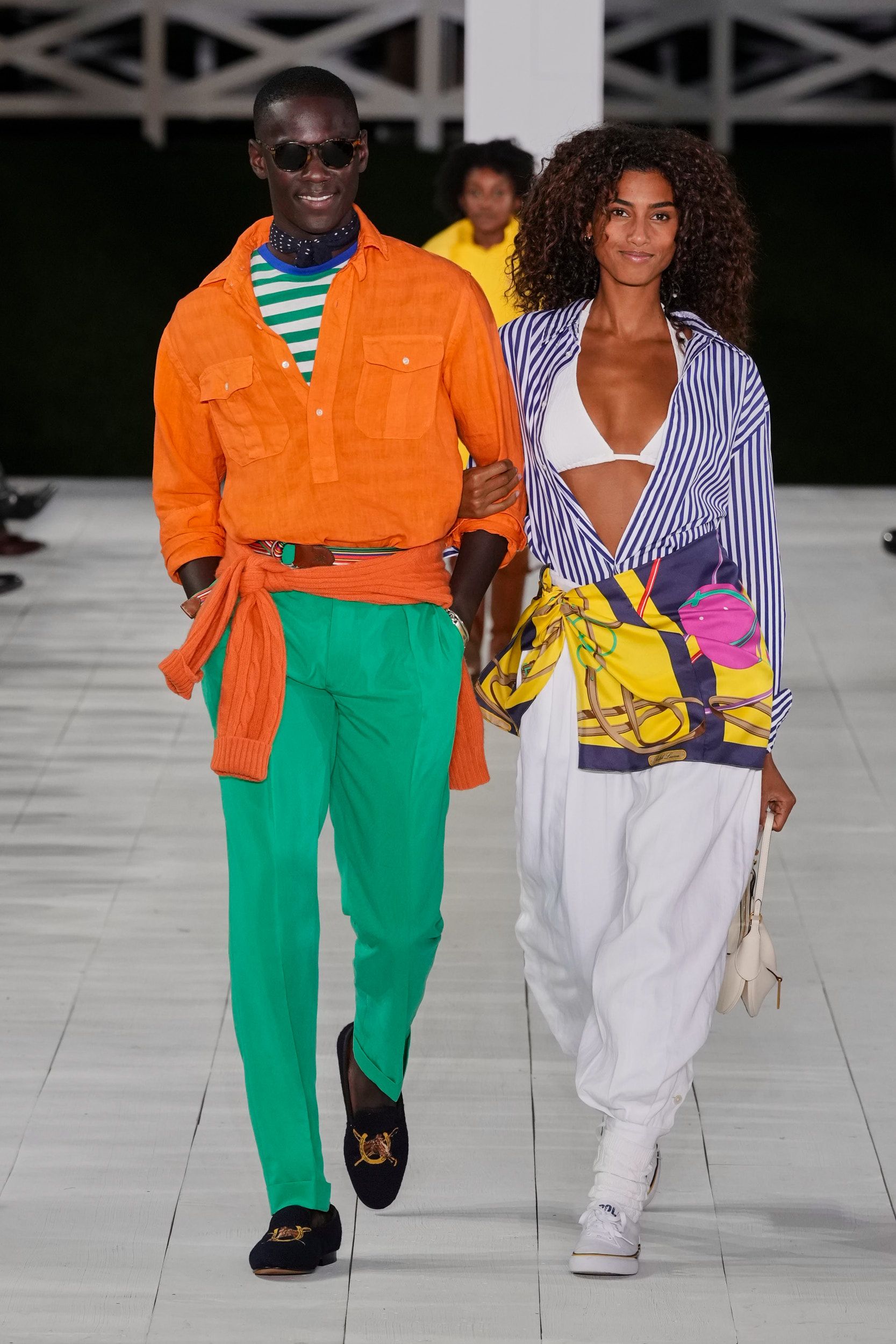 ralph lauren perlihatkan kehangatan keluarga di panggung s/s 2025, 1. Tren fashion “boho chic” beberapa kali terlihat di atas panggung runway Ralph Lauren Spring/Summer 2025. Meski tidak menerapkan motif bold, Ralph Lauren memanfaatkan satu set perhiasan batu permata serta belt berukuran lebar sebagai pelengkap look., 2. Mengutamakan sisi elegan seorang perempuan, koleksi terbaru gaun maxi milik Ralph Lauren didesain dengan sentuhan manis dari aksen taburan manik-manik, pola bunga-bunga, sampai tambahan cape untuk kesan dramatis saat hadiri acara formal., 3. Tidak hanya motif garis-garis, Ralph Lauren juga menyelipkan berbagai macam bentuk motif kotak-kotak yang disatukan dalam bentuk rok panjang bersiluet ekor putri duyung dengan konsep patched (tambalan)., 4. Salah satu fashion item unik dan (mungkin) jarang ditemukan dari koleksi terbaru Ralph Lauren adalah outer blazer warna warm tan yang didesain mirip seperti anyaman tanpa memiliki ornamen tambahan lainnya., 5. Dari awal hingga menjelang penutupan, model perempuan Ralph Lauren terus memperlihatkan berbagai macam model anting chandelier yang didominasi warna perak, navy dan putih., 6. Pada pertengahan show, Ralph Lauren mulai memperlihatkan suasana ceria khas musim panas lewat konsep pakaian color block (tabrak warna) yang mengkombinasikan palet warna terang, seperti kuning mustard dan biru gelap serta hijau dan orange., 7. Usung tema keluarga cemara, tidak heran jika peragaan busana Ralph Lauren Spring/Summer 2024 menghadirkan beberapa model cilik yang ikut berpartisipasi di atas runway bersama model dewasa dengan mengenakan setelan pakaian senada., 8. Masuk dalam jajaran koleksi tas terbaru Ralph Lauren, berbagai siluet tas tangan bermaterial kulit dengan top handle kayu serta aksen buckle yang timeless ternyata mengadaptasi dari kesukaan sang desainer terhadap mobil-mobil jadul.