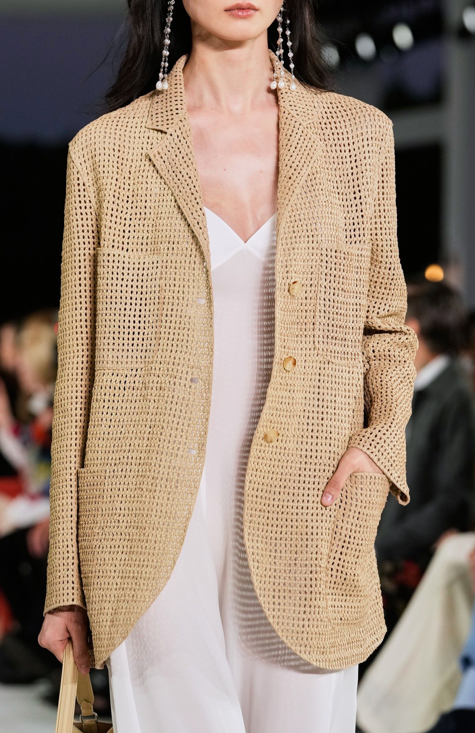 ralph lauren perlihatkan kehangatan keluarga di panggung s/s 2025, 1. Tren fashion “boho chic” beberapa kali terlihat di atas panggung runway Ralph Lauren Spring/Summer 2025. Meski tidak menerapkan motif bold, Ralph Lauren memanfaatkan satu set perhiasan batu permata serta belt berukuran lebar sebagai pelengkap look., 2. Mengutamakan sisi elegan seorang perempuan, koleksi terbaru gaun maxi milik Ralph Lauren didesain dengan sentuhan manis dari aksen taburan manik-manik, pola bunga-bunga, sampai tambahan cape untuk kesan dramatis saat hadiri acara formal., 3. Tidak hanya motif garis-garis, Ralph Lauren juga menyelipkan berbagai macam bentuk motif kotak-kotak yang disatukan dalam bentuk rok panjang bersiluet ekor putri duyung dengan konsep patched (tambalan)., 4. Salah satu fashion item unik dan (mungkin) jarang ditemukan dari koleksi terbaru Ralph Lauren adalah outer blazer warna warm tan yang didesain mirip seperti anyaman tanpa memiliki ornamen tambahan lainnya., 5. Dari awal hingga menjelang penutupan, model perempuan Ralph Lauren terus memperlihatkan berbagai macam model anting chandelier yang didominasi warna perak, navy dan putih., 6. Pada pertengahan show, Ralph Lauren mulai memperlihatkan suasana ceria khas musim panas lewat konsep pakaian color block (tabrak warna) yang mengkombinasikan palet warna terang, seperti kuning mustard dan biru gelap serta hijau dan orange., 7. Usung tema keluarga cemara, tidak heran jika peragaan busana Ralph Lauren Spring/Summer 2024 menghadirkan beberapa model cilik yang ikut berpartisipasi di atas runway bersama model dewasa dengan mengenakan setelan pakaian senada., 8. Masuk dalam jajaran koleksi tas terbaru Ralph Lauren, berbagai siluet tas tangan bermaterial kulit dengan top handle kayu serta aksen buckle yang timeless ternyata mengadaptasi dari kesukaan sang desainer terhadap mobil-mobil jadul.