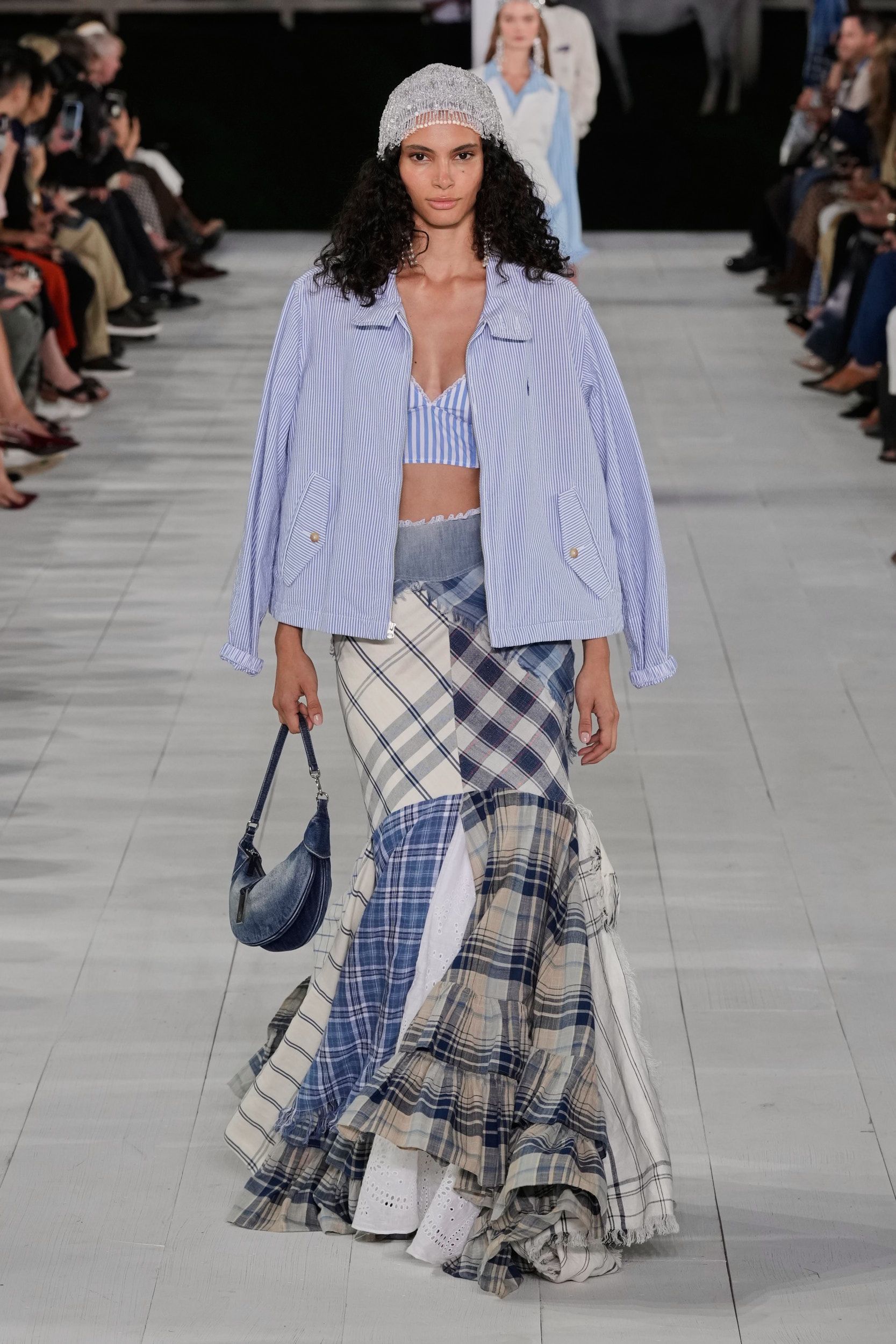 ralph lauren perlihatkan kehangatan keluarga di panggung s/s 2025, 1. Tren fashion “boho chic” beberapa kali terlihat di atas panggung runway Ralph Lauren Spring/Summer 2025. Meski tidak menerapkan motif bold, Ralph Lauren memanfaatkan satu set perhiasan batu permata serta belt berukuran lebar sebagai pelengkap look., 2. Mengutamakan sisi elegan seorang perempuan, koleksi terbaru gaun maxi milik Ralph Lauren didesain dengan sentuhan manis dari aksen taburan manik-manik, pola bunga-bunga, sampai tambahan cape untuk kesan dramatis saat hadiri acara formal., 3. Tidak hanya motif garis-garis, Ralph Lauren juga menyelipkan berbagai macam bentuk motif kotak-kotak yang disatukan dalam bentuk rok panjang bersiluet ekor putri duyung dengan konsep patched (tambalan)., 4. Salah satu fashion item unik dan (mungkin) jarang ditemukan dari koleksi terbaru Ralph Lauren adalah outer blazer warna warm tan yang didesain mirip seperti anyaman tanpa memiliki ornamen tambahan lainnya., 5. Dari awal hingga menjelang penutupan, model perempuan Ralph Lauren terus memperlihatkan berbagai macam model anting chandelier yang didominasi warna perak, navy dan putih., 6. Pada pertengahan show, Ralph Lauren mulai memperlihatkan suasana ceria khas musim panas lewat konsep pakaian color block (tabrak warna) yang mengkombinasikan palet warna terang, seperti kuning mustard dan biru gelap serta hijau dan orange., 7. Usung tema keluarga cemara, tidak heran jika peragaan busana Ralph Lauren Spring/Summer 2024 menghadirkan beberapa model cilik yang ikut berpartisipasi di atas runway bersama model dewasa dengan mengenakan setelan pakaian senada., 8. Masuk dalam jajaran koleksi tas terbaru Ralph Lauren, berbagai siluet tas tangan bermaterial kulit dengan top handle kayu serta aksen buckle yang timeless ternyata mengadaptasi dari kesukaan sang desainer terhadap mobil-mobil jadul.