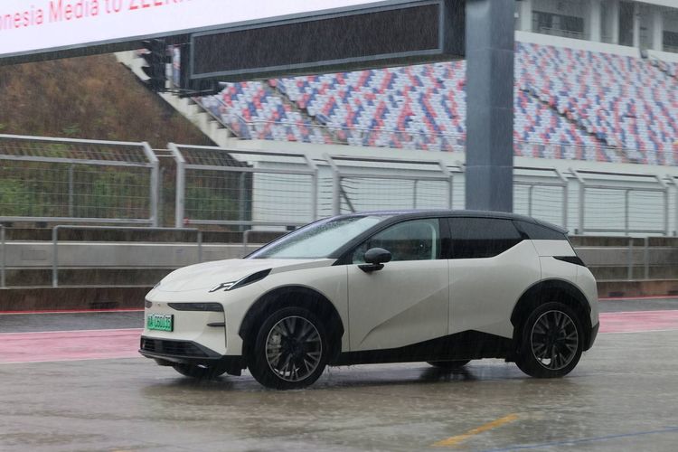 Rasanya Duduk di Kursi Penumpang Mobil Listrik Zeekr X