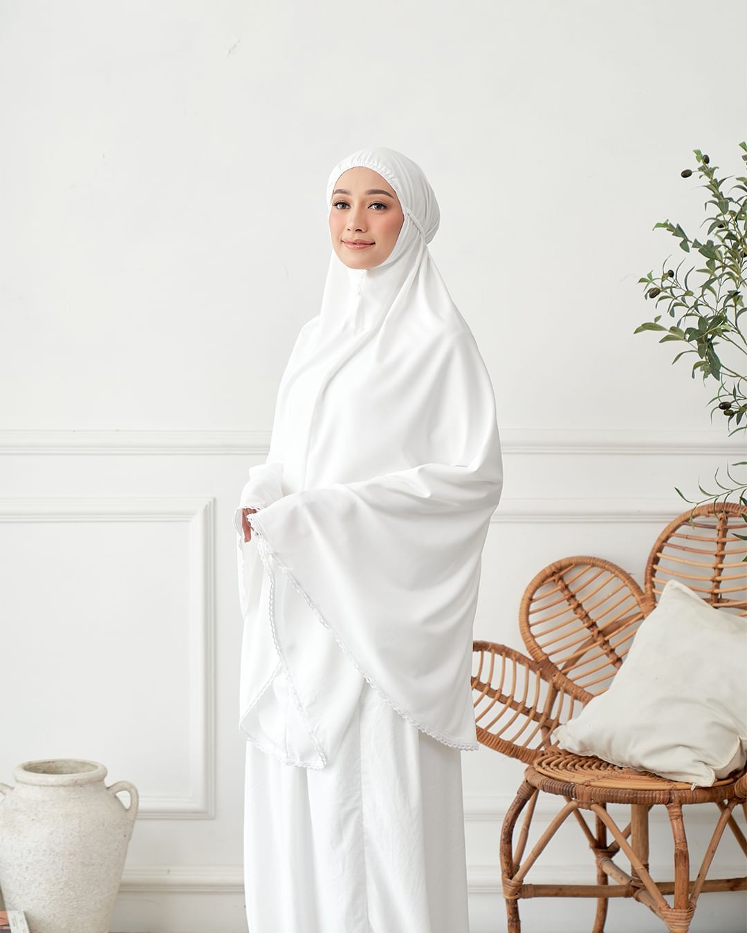 rekomendasi bahan mukena yang adem dan nyaman buat beribadah, 1. Mukena parasut, 2. Mukena bahan polyester, 3. Mukena bahan katun, 4. Mukena bahan micro cotton, 5. Mukena satin silk