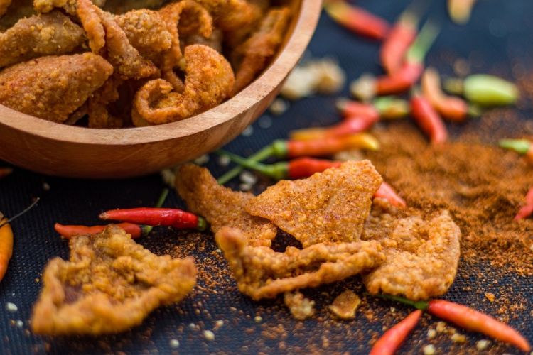 Resep Kulit Ayam Goreng Pedas buat Camilan Saat Libur